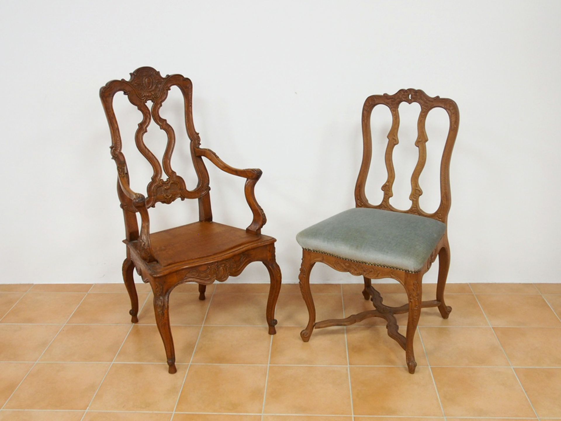 Tisch, zwei Stühle, ein Armlehnstuhl - Bild 3 aus 3