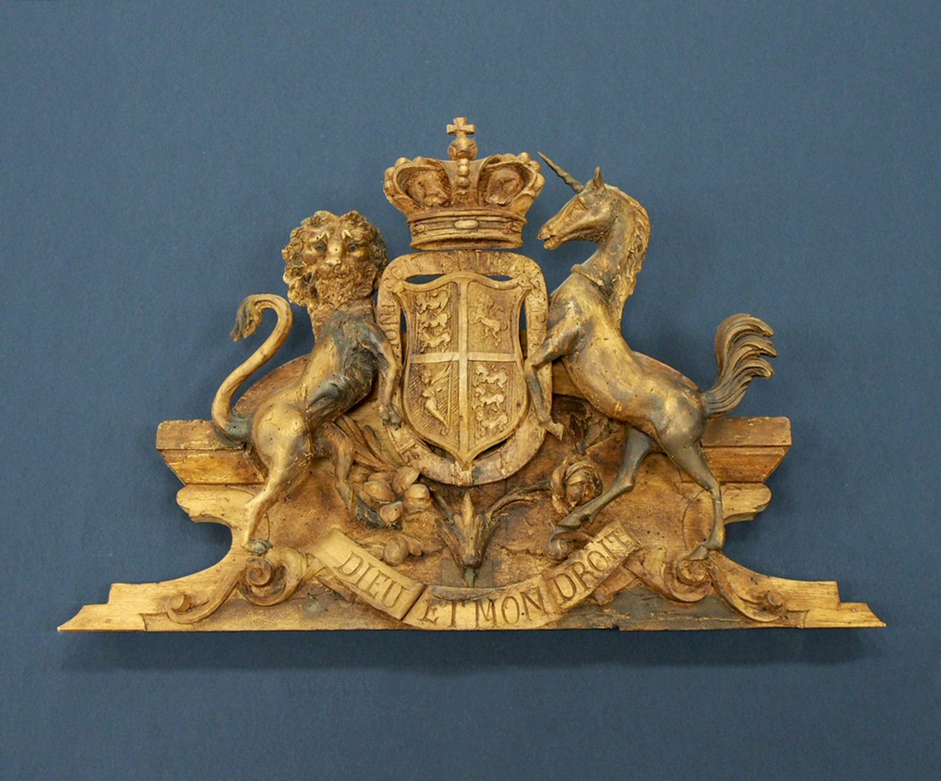 Wappen des Vereinigten Königreiches mit Wahlspruch "Dieu et mon droit"