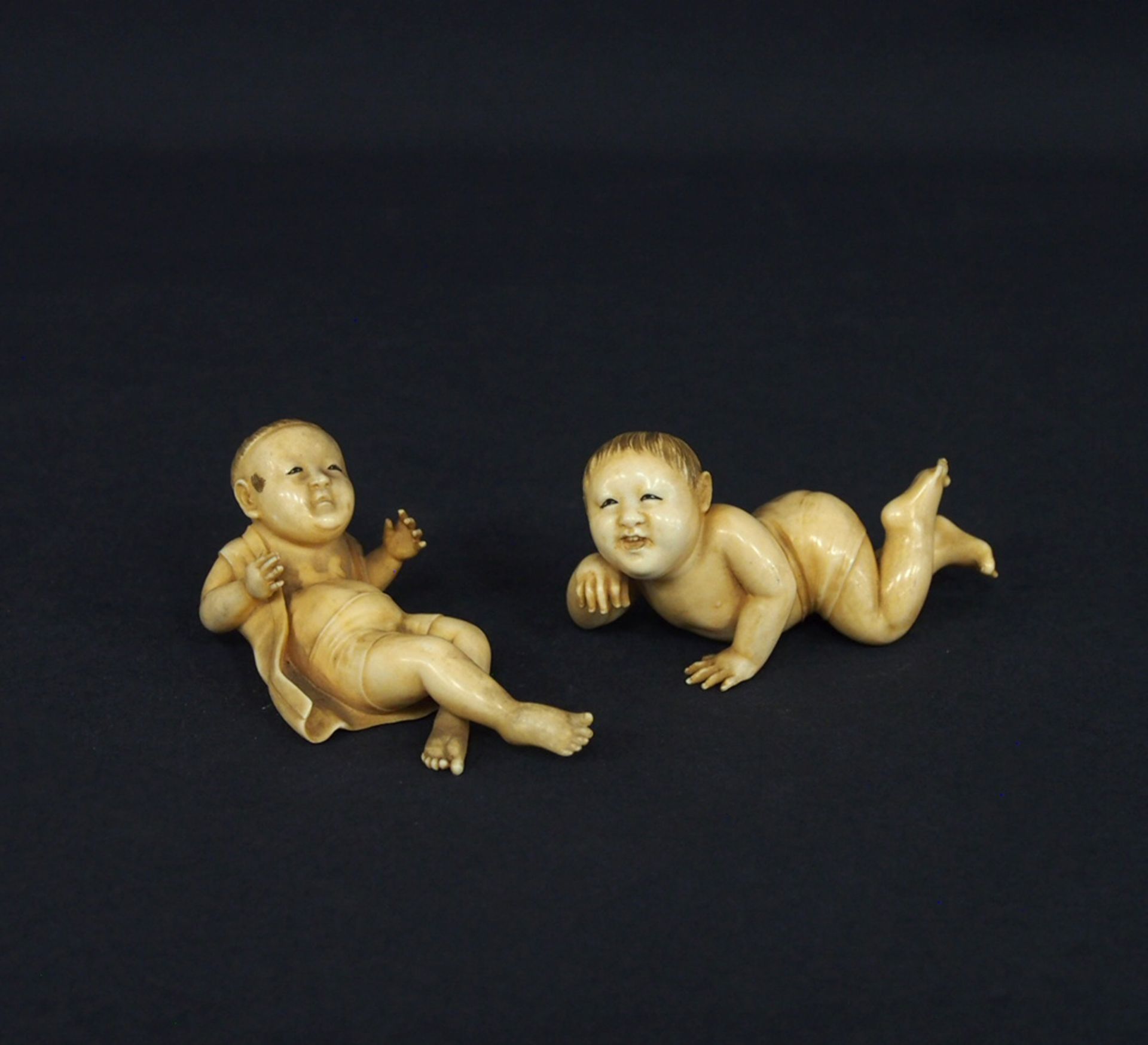 Paar Okimono in Form liegender Kinder