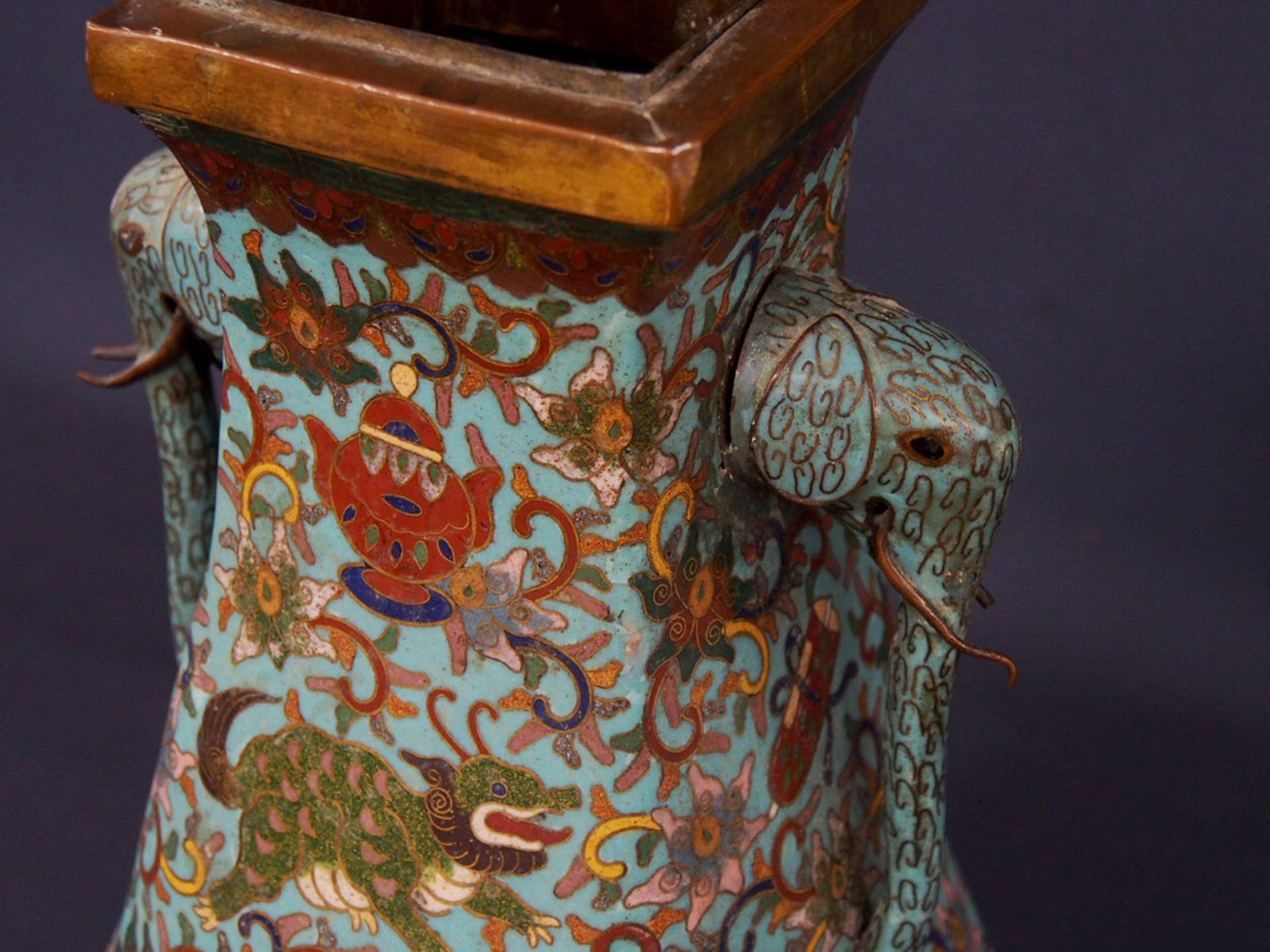 Vase mit Elefantenkopfhenkeln - Bild 2 aus 4