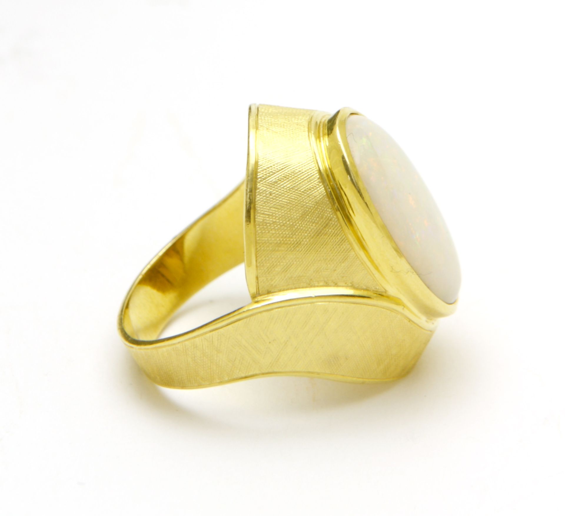 Ring, 750er GG. mit weißem ovalem Opal - Bild 2 aus 2