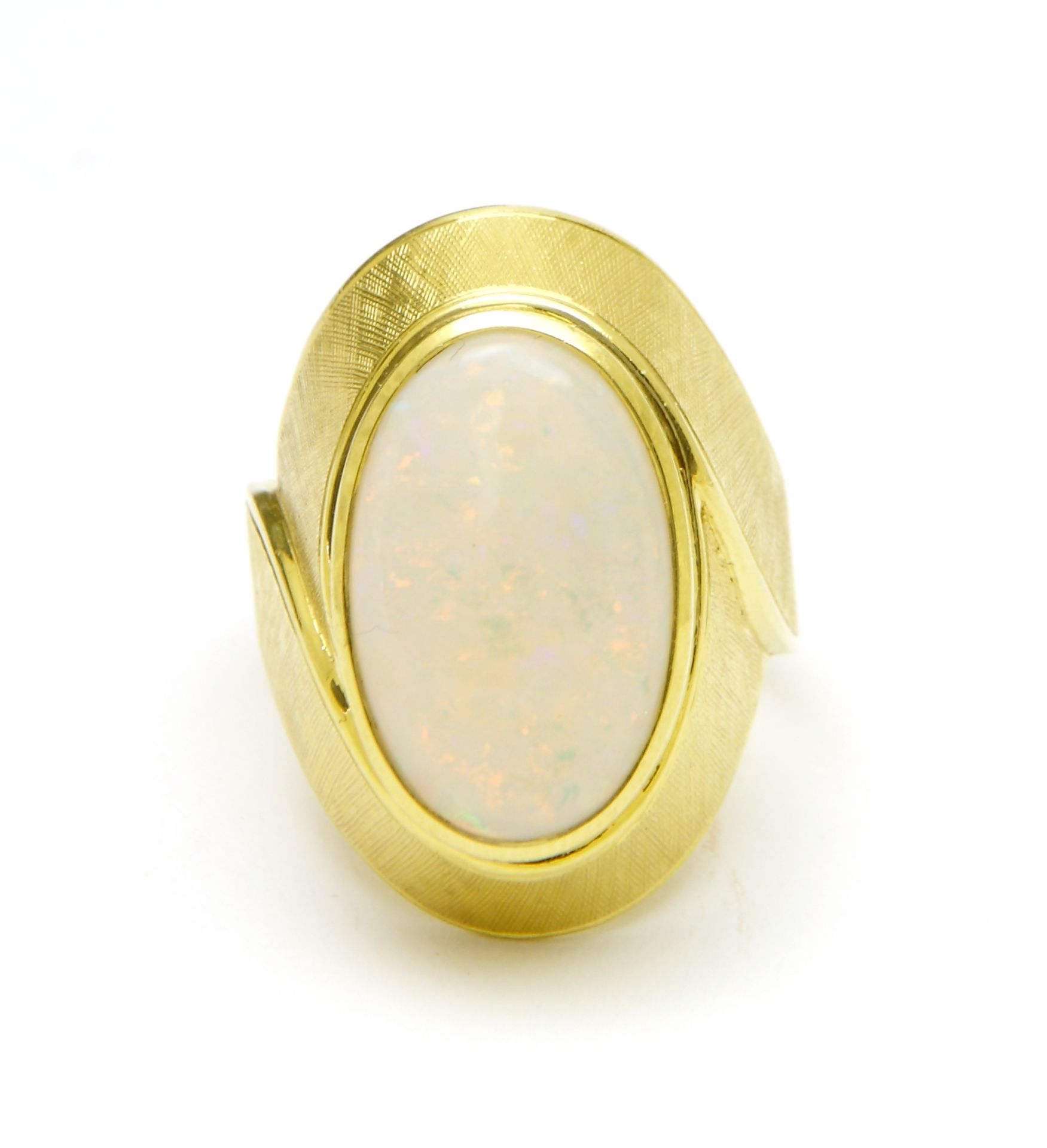Ring, 750er GG. mit weißem ovalem Opal