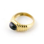Ring, 750er GG. mit ovalem Saphir -