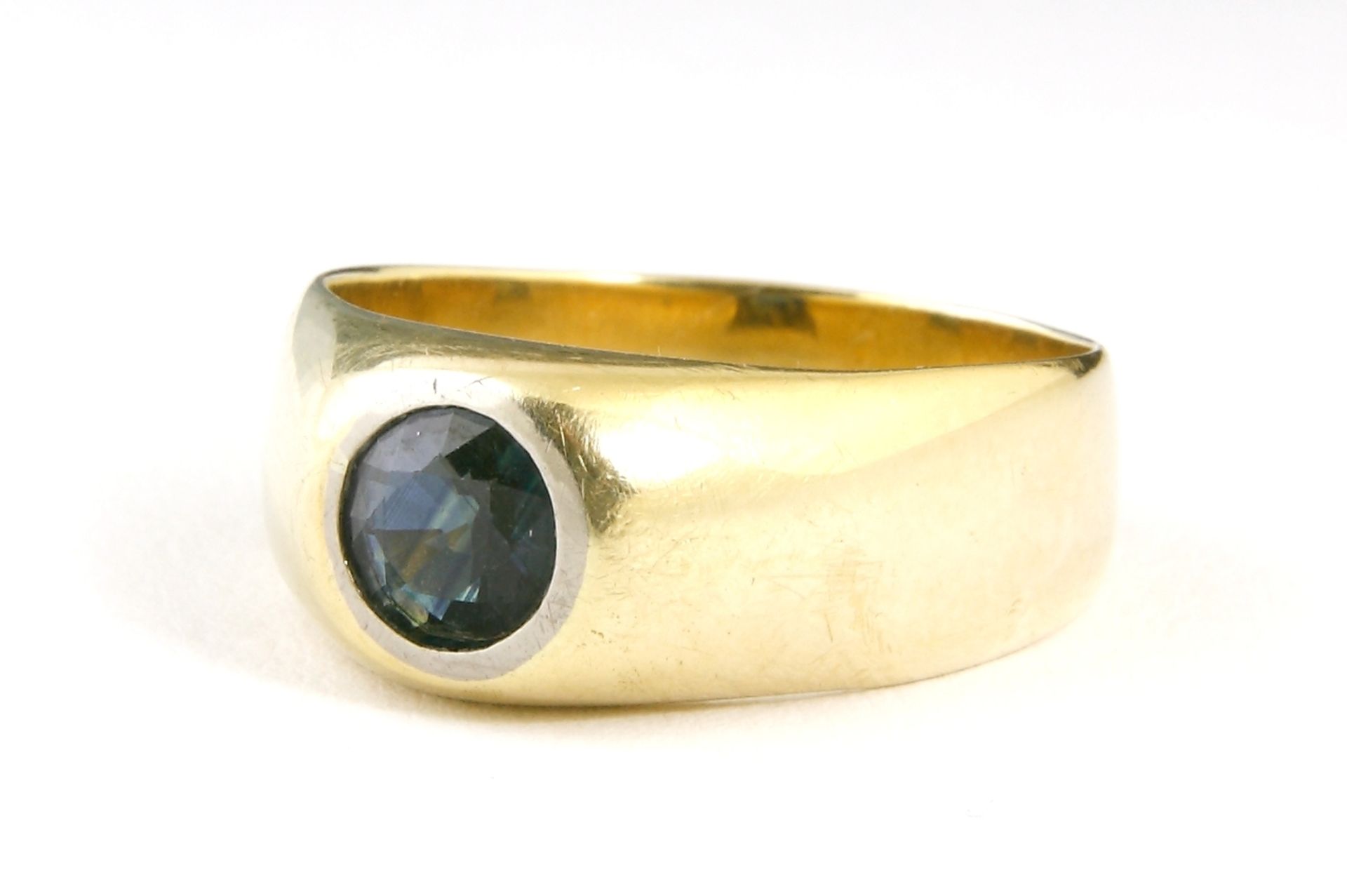 Ring, 585er GG. mit blauem Stein