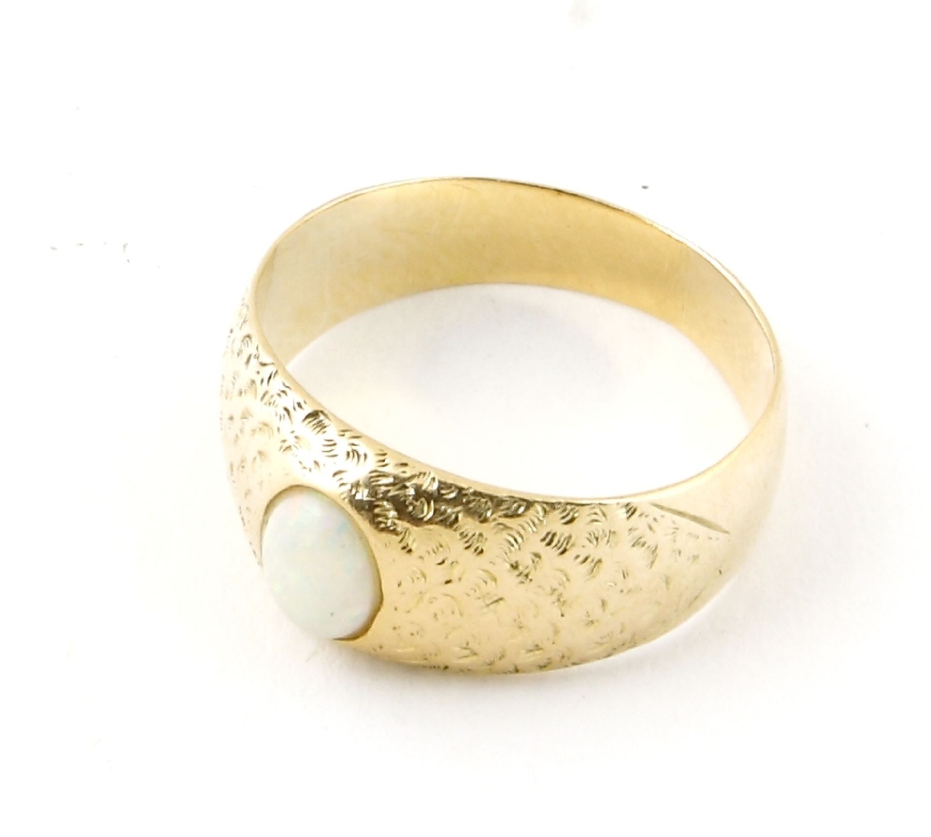 Ring, 585er GG. mit ovalem weißen Opal