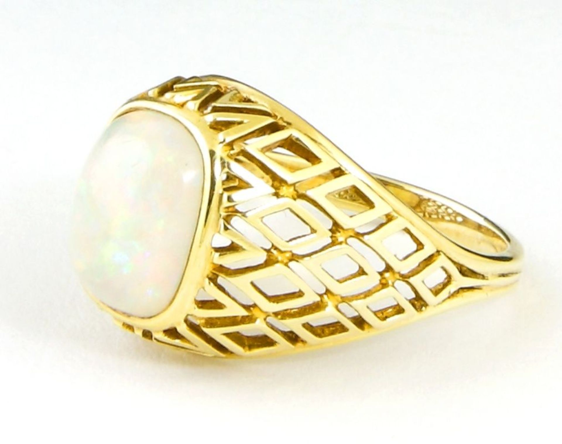 Ring, 585er GG. mit ovalem weißem Opal