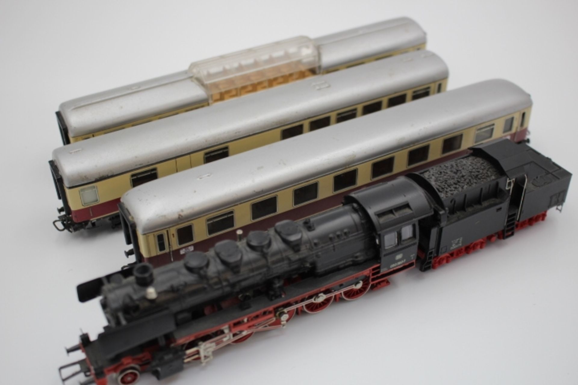 Märklin HO 3084 Güterzug-Schlepptender-Dampflokomotive BR050 3 Personenwagen 1x Speisewagen 1x