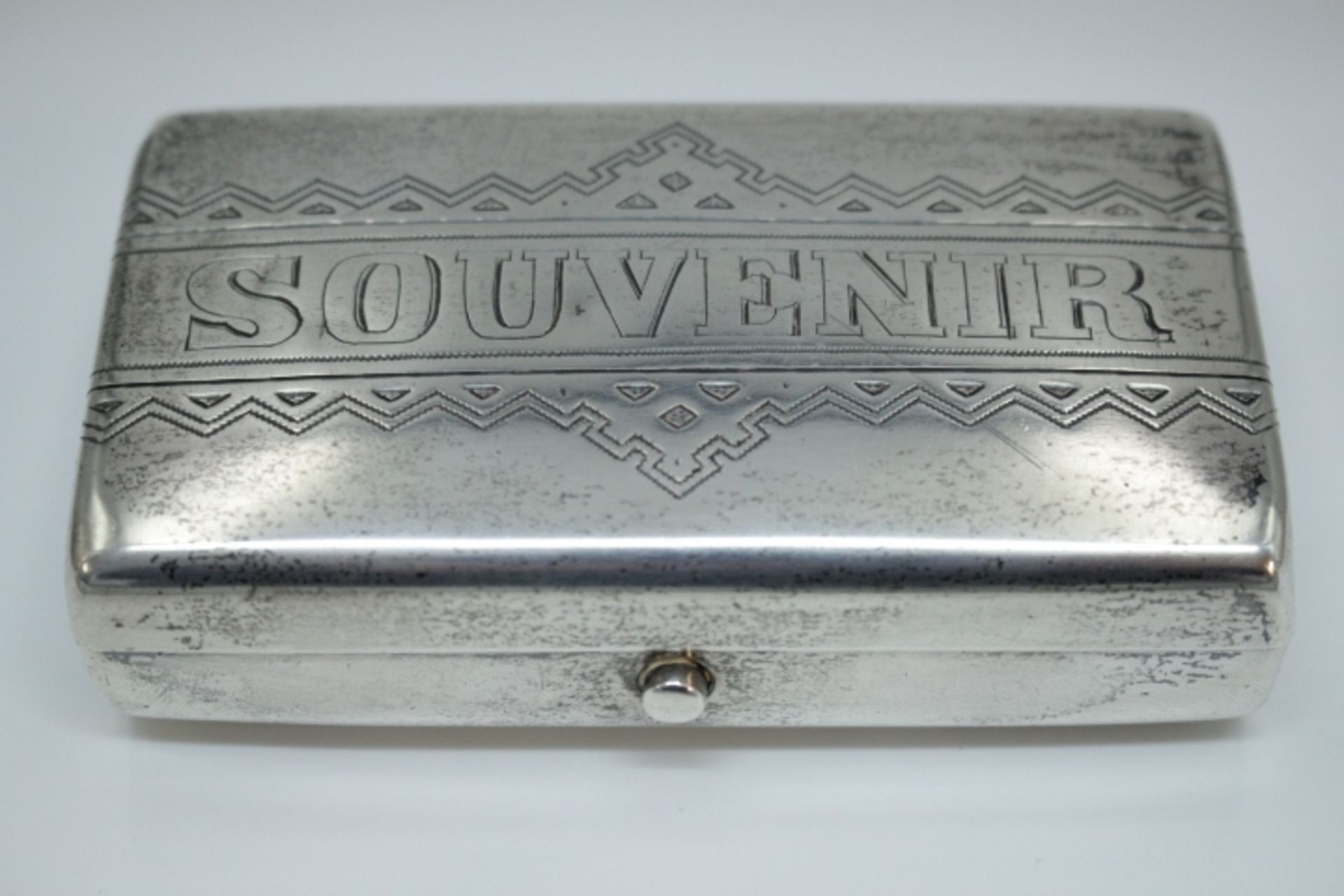 MOSKAU UM 1880 Russische Silberdose 84 Inschrift auf dem Deckel SOUVENIR « umlaufend geometrisches