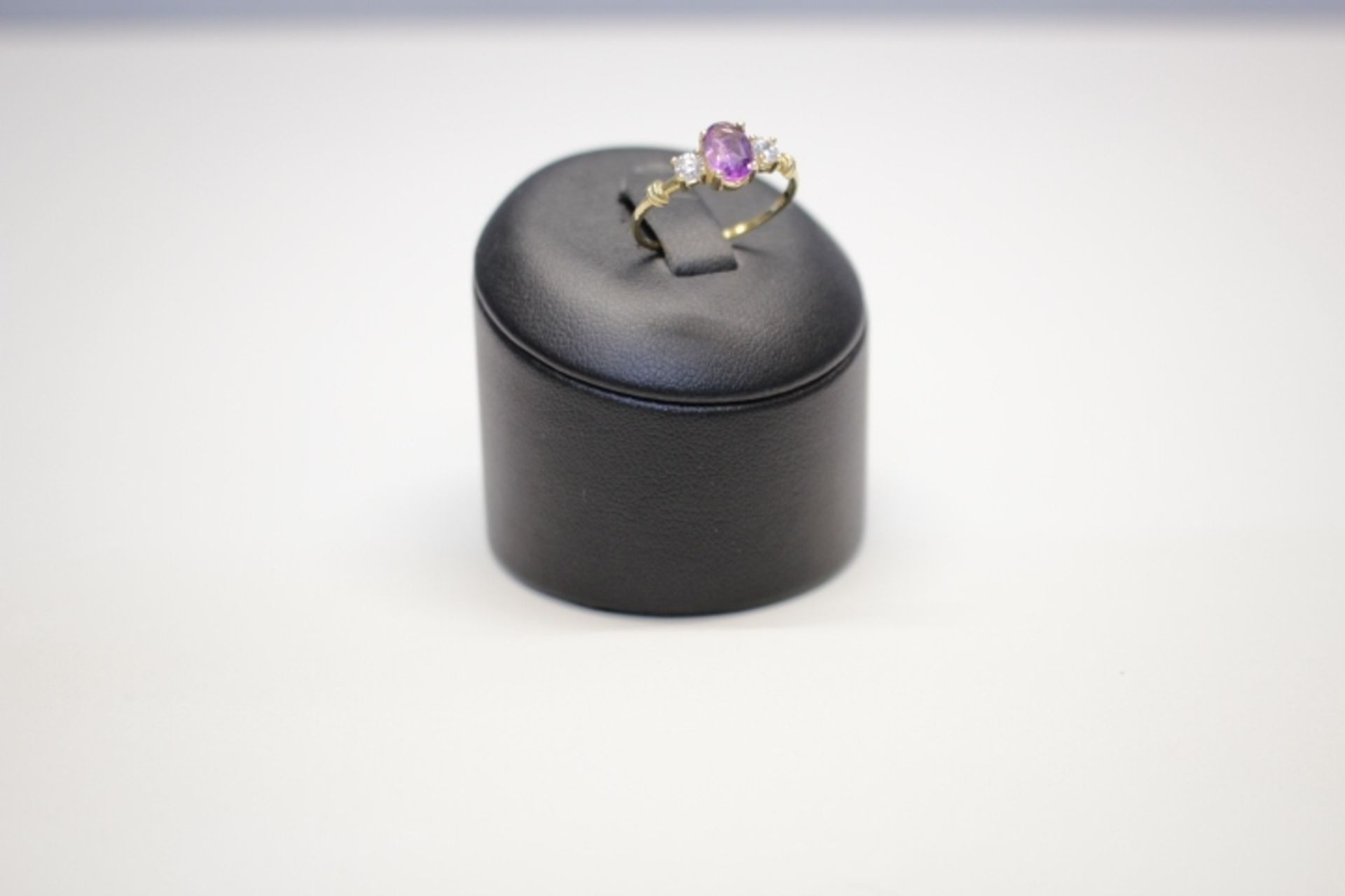 333/8kt.Damen Ring mit 2 Farblosen Steinen mittig 1 Amethyst RW:57 Gewicht:1,4gr.Brutto