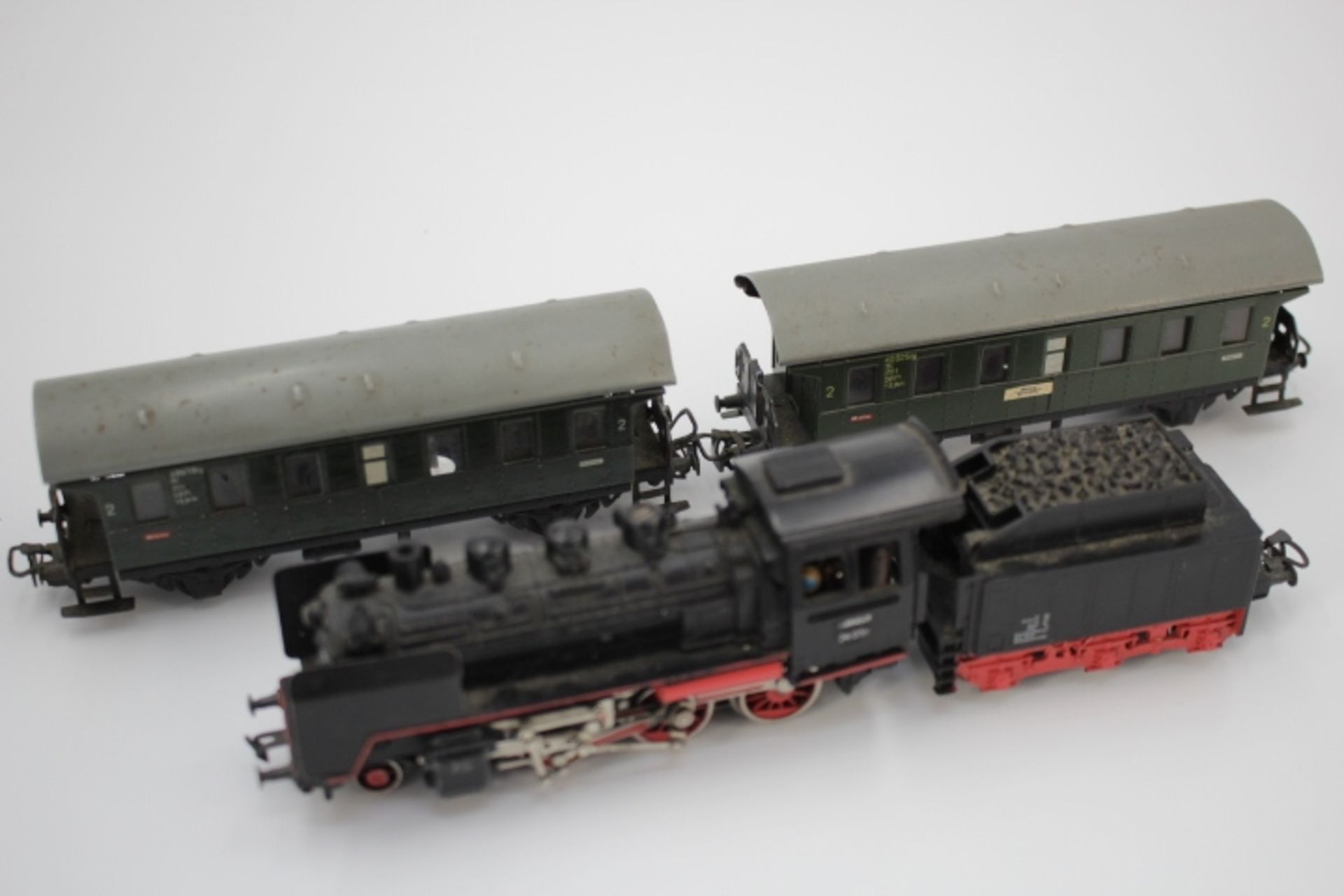 Märklin HO 3003 Personenzug-Schlepptender-Dampflokomotive BR 24 2 Personenwagon/Donnerbüchsen