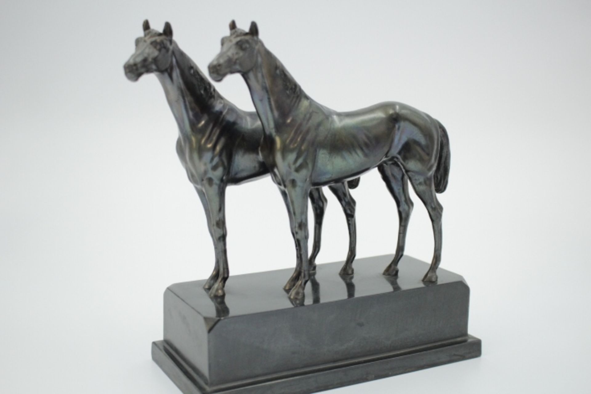 Paar Pferde Metallskulptur Patiniert wohl um 1930 Höhe 22 cm unsigniert