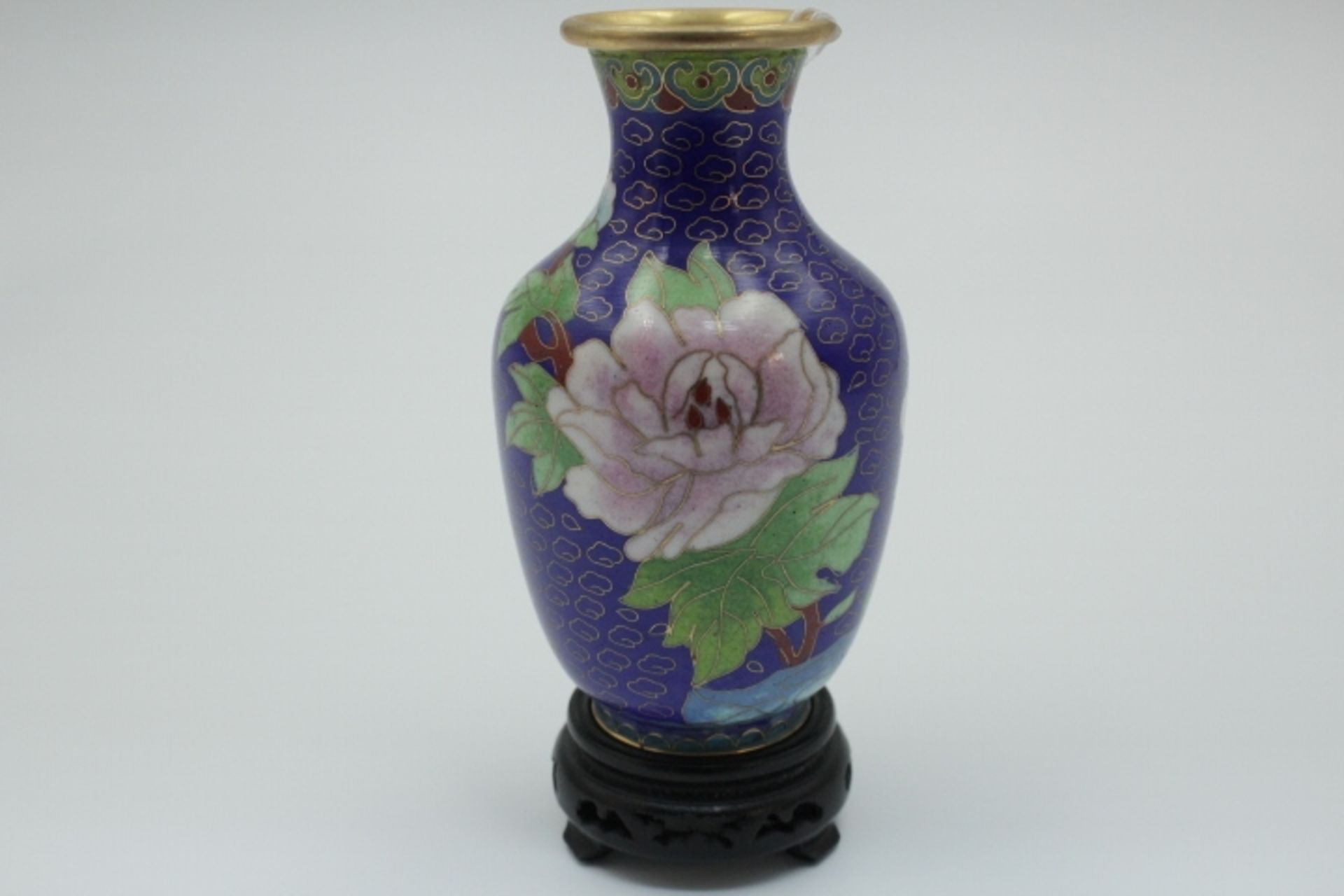 Cloisonne Vase Emaille auf Metall Blumendekor Höhe 13cm 20.Jhdt. Sockel ergänzt