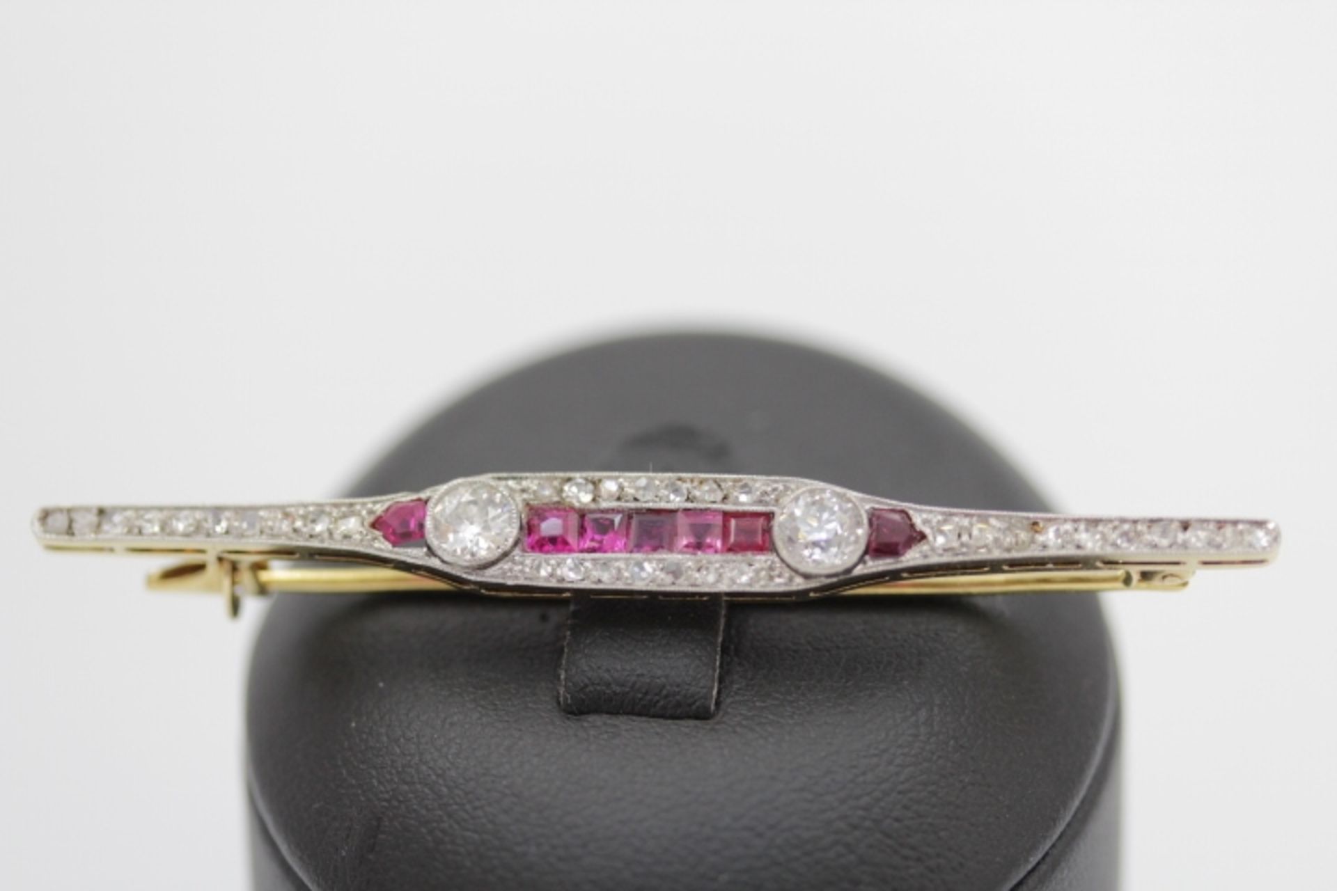 Art Deco Stab Brosche besetzt mit zahlreichen Diamanten, mittig 2 Brillanten mit je ca 0,50ct und