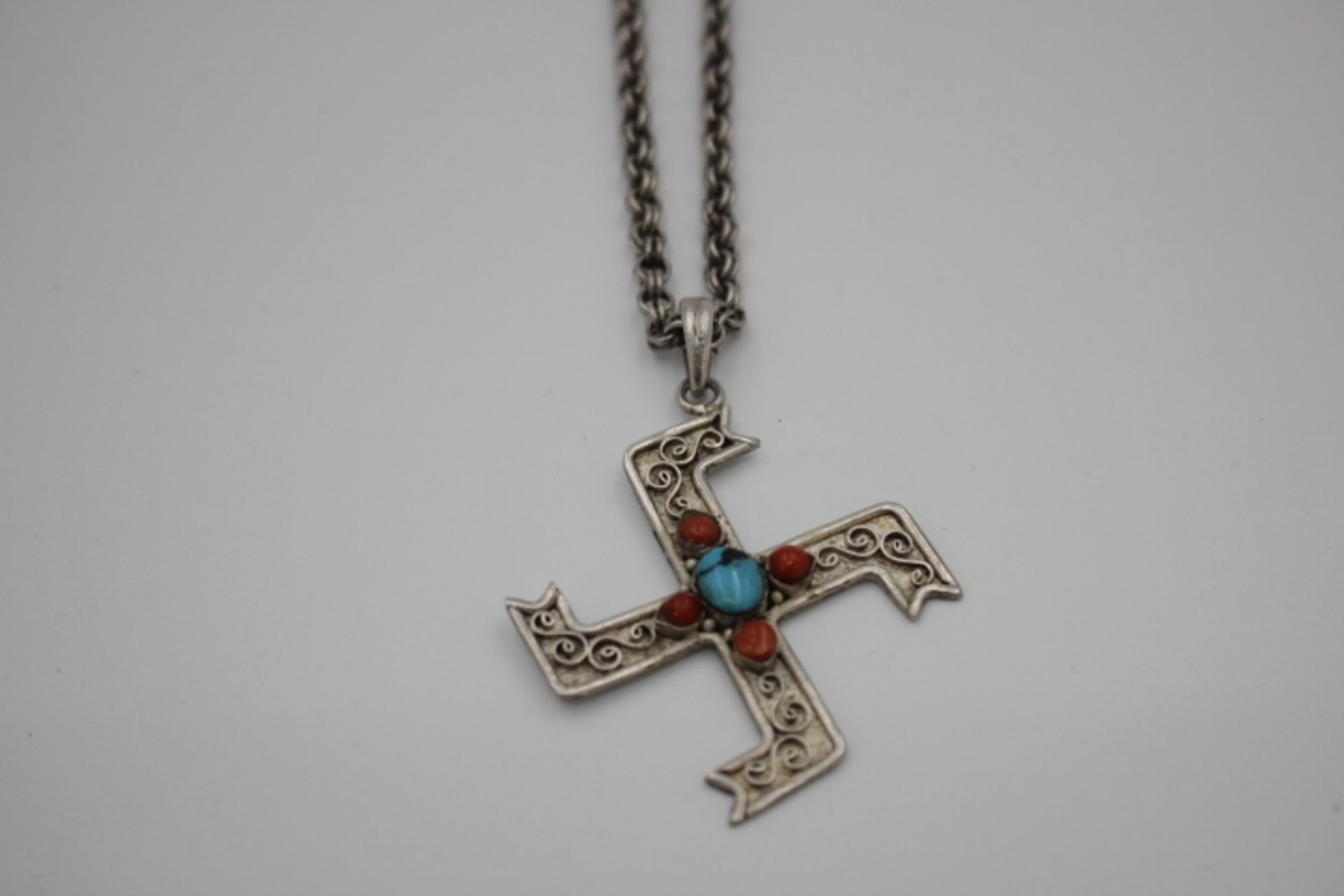 Silberkette mit Ruhnenkreuz besetzt mit Türkis und Koralle L:44cm