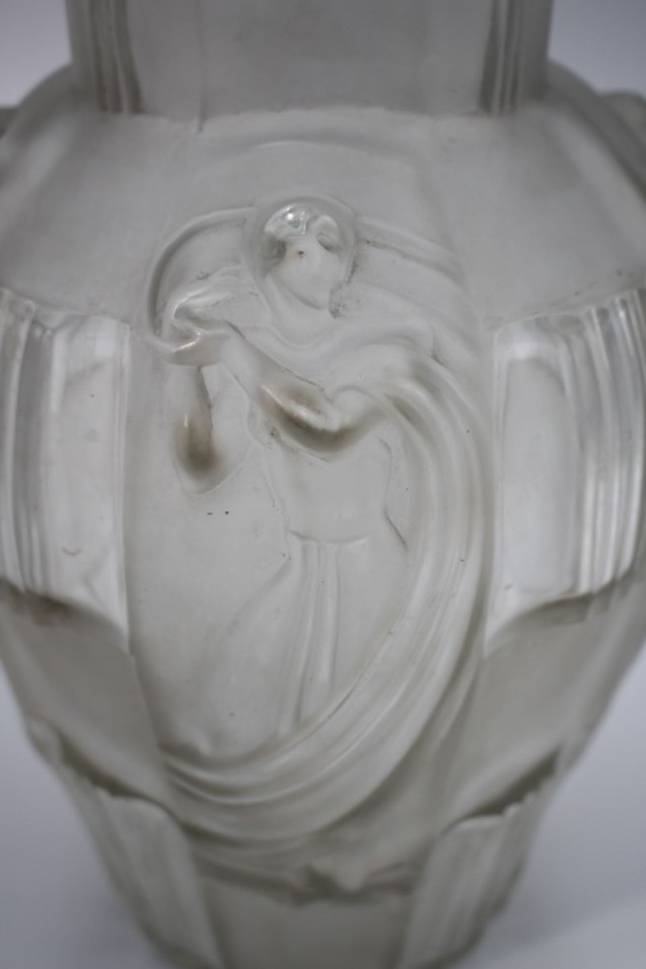 Art Deco Glas Vase Umlaufend im Relief dargestellte Frauen Transparentes und Mattiertes Glas - Image 2 of 2