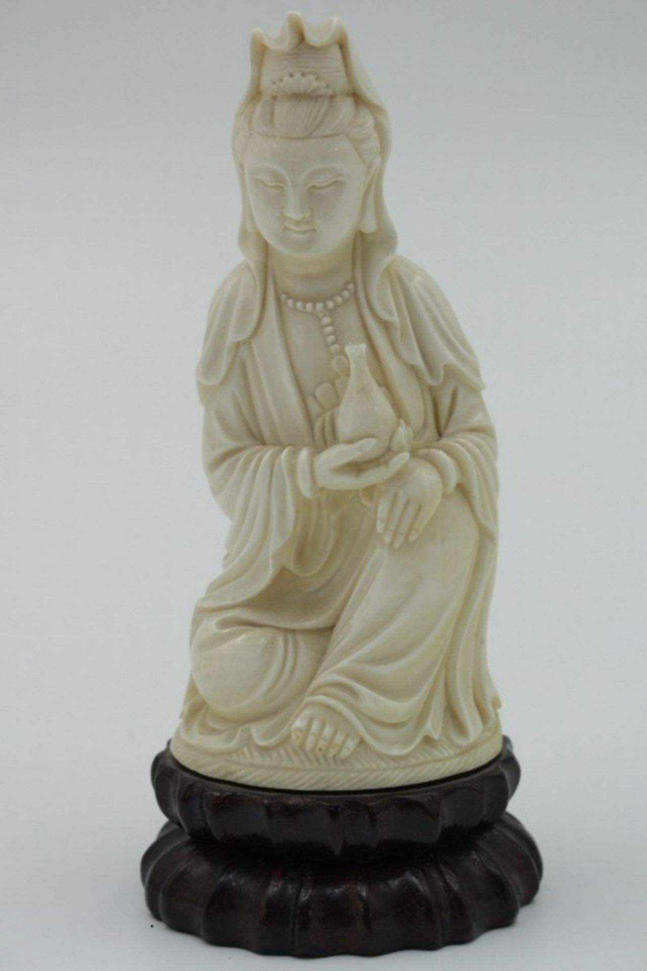 Buddhistischer sitzender Mönch Vase haltend.Feine Elfenbein Schnitzerei auf Holzsockel 1.Hälfte 20.