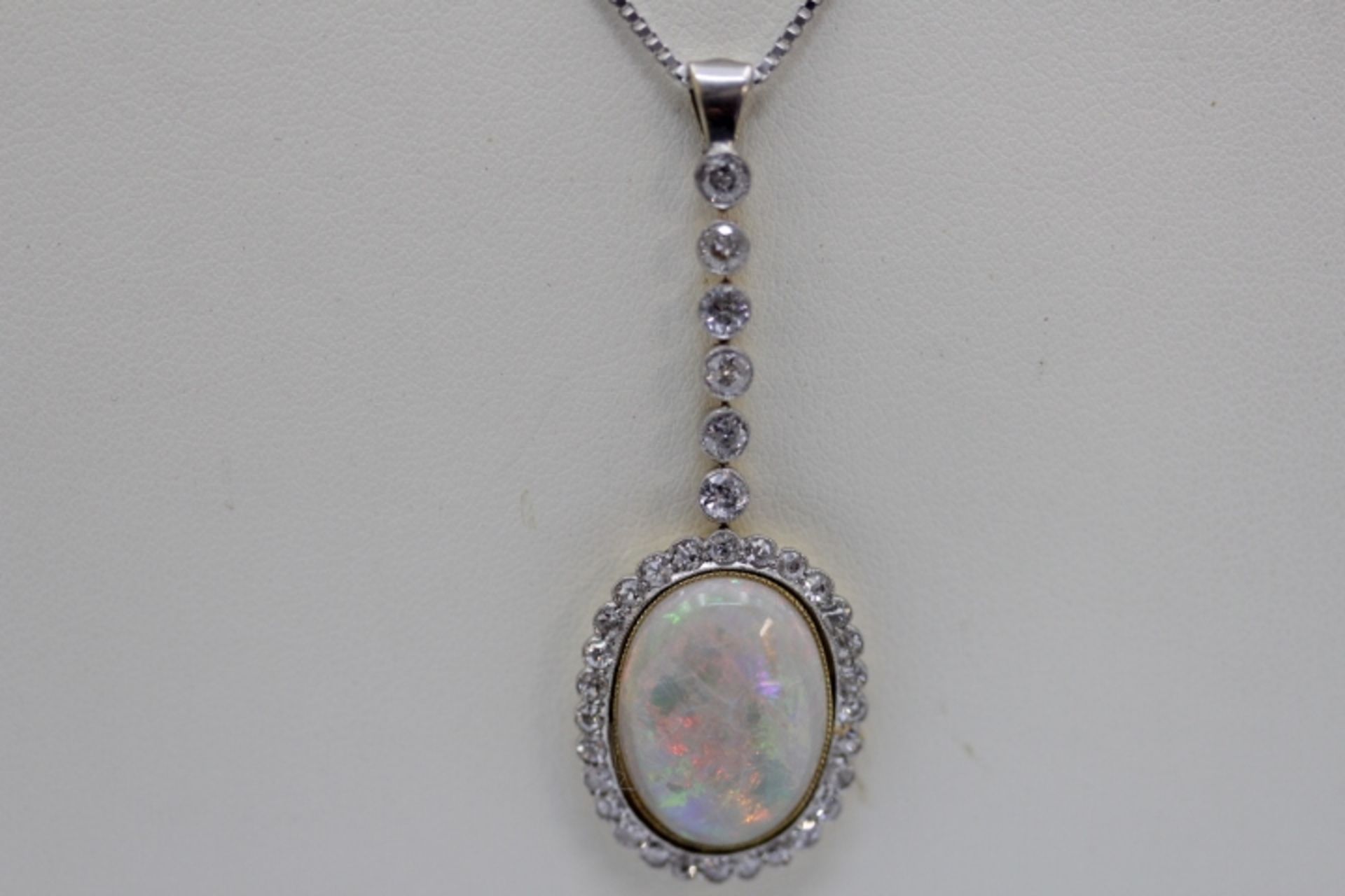 585/14kt.Platiniert Anhänger Unikat am Brillantstrang mit Cabochon Opal und Brillantkranz 585/14kt.