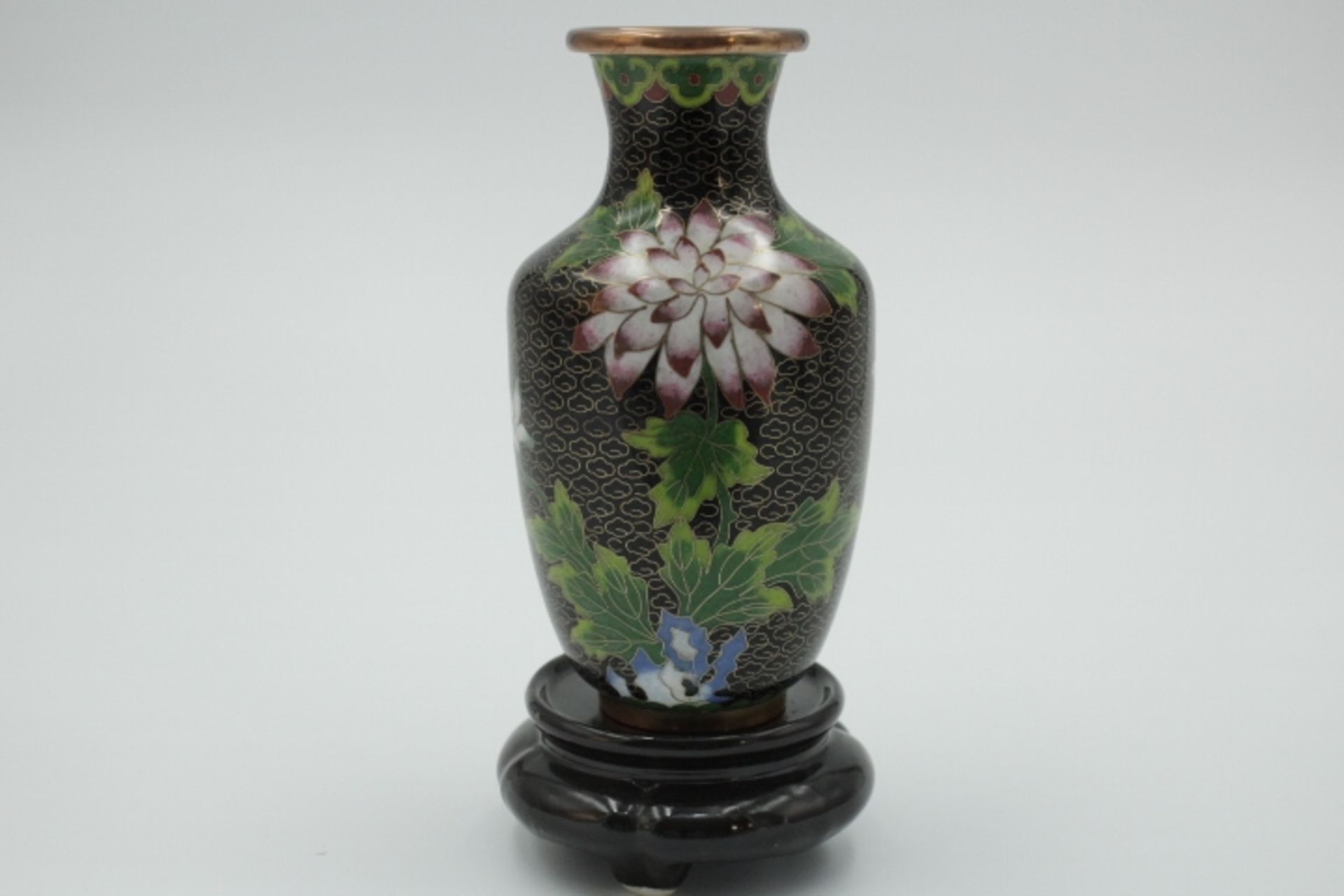 Cloisonne` Vase emailliert auf Metall Blumendekor Höhe 16 cm 20.Jhdt. Sockel ergänzt