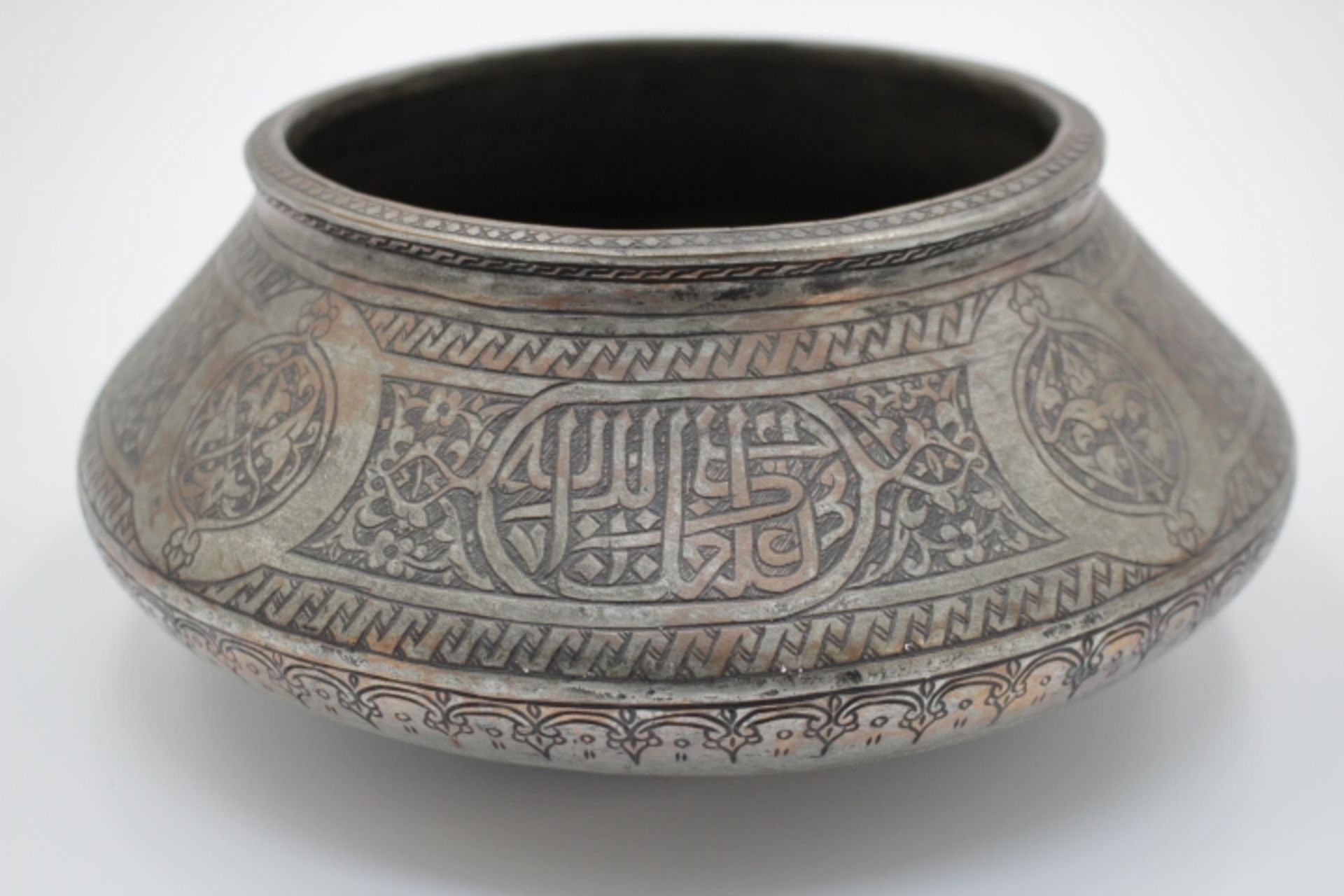 Osmanische Schale gedrückte Form Kupfer / verzinnt mit Arabischen Schriftzügen umlaufende