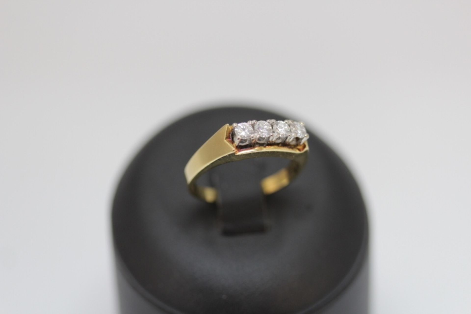 750/18kt.GG.Ring besetzt mit 4 Brillanten F/VVS-IF ca 0,55ct RW:58 Gewicht:6,52gr.