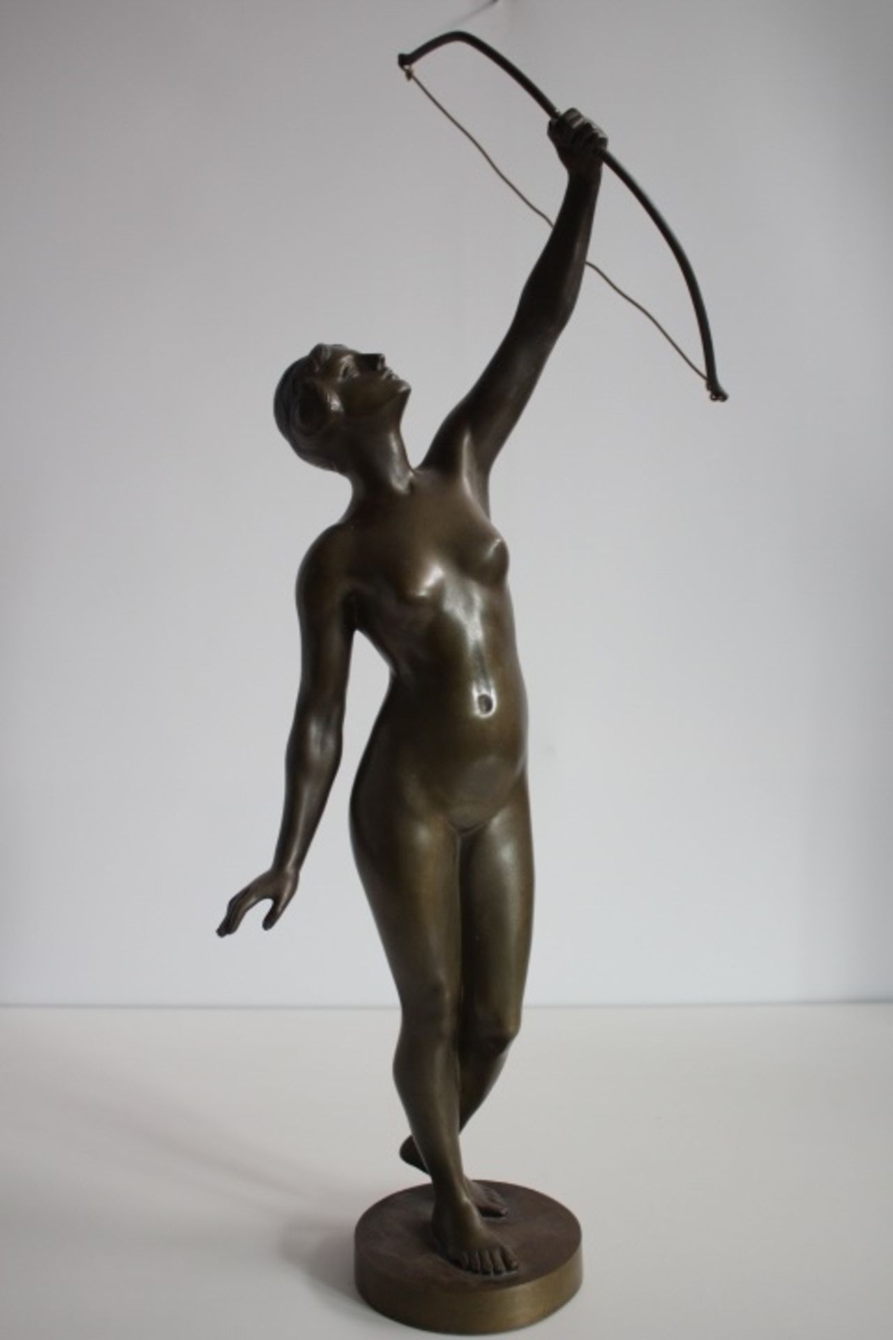 Hoffmann Bronzefigur >> Mädchenakt mit Bogen