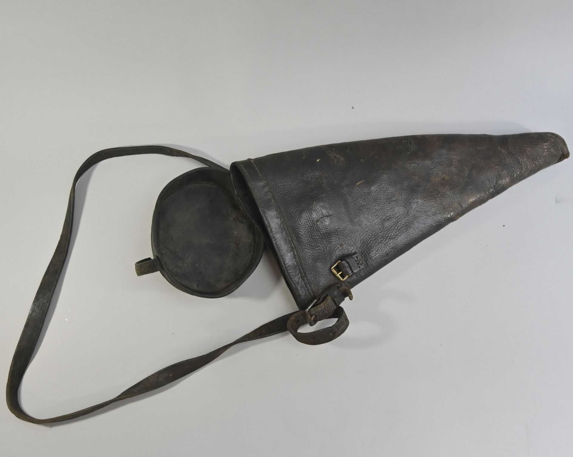 Ledertasche für Reiterpistole, 1. WK, Rindsleder, mit Trageriemen, Tragespuren, L ca. 46cm