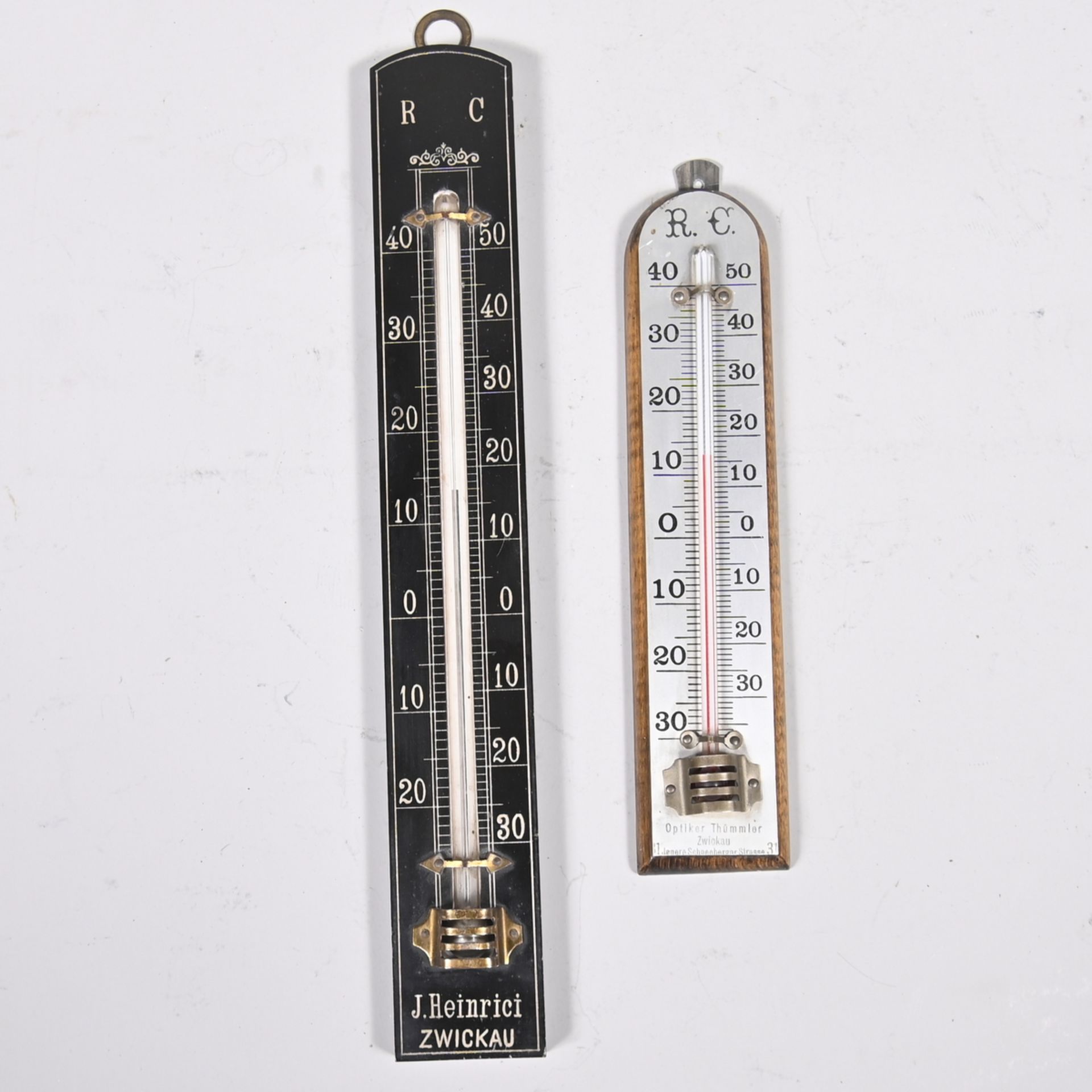 Zwei Thermometer, einmal mit Werbemarke" Opiker Thümmler Zwickau "und einmal mit "J. Heinrici