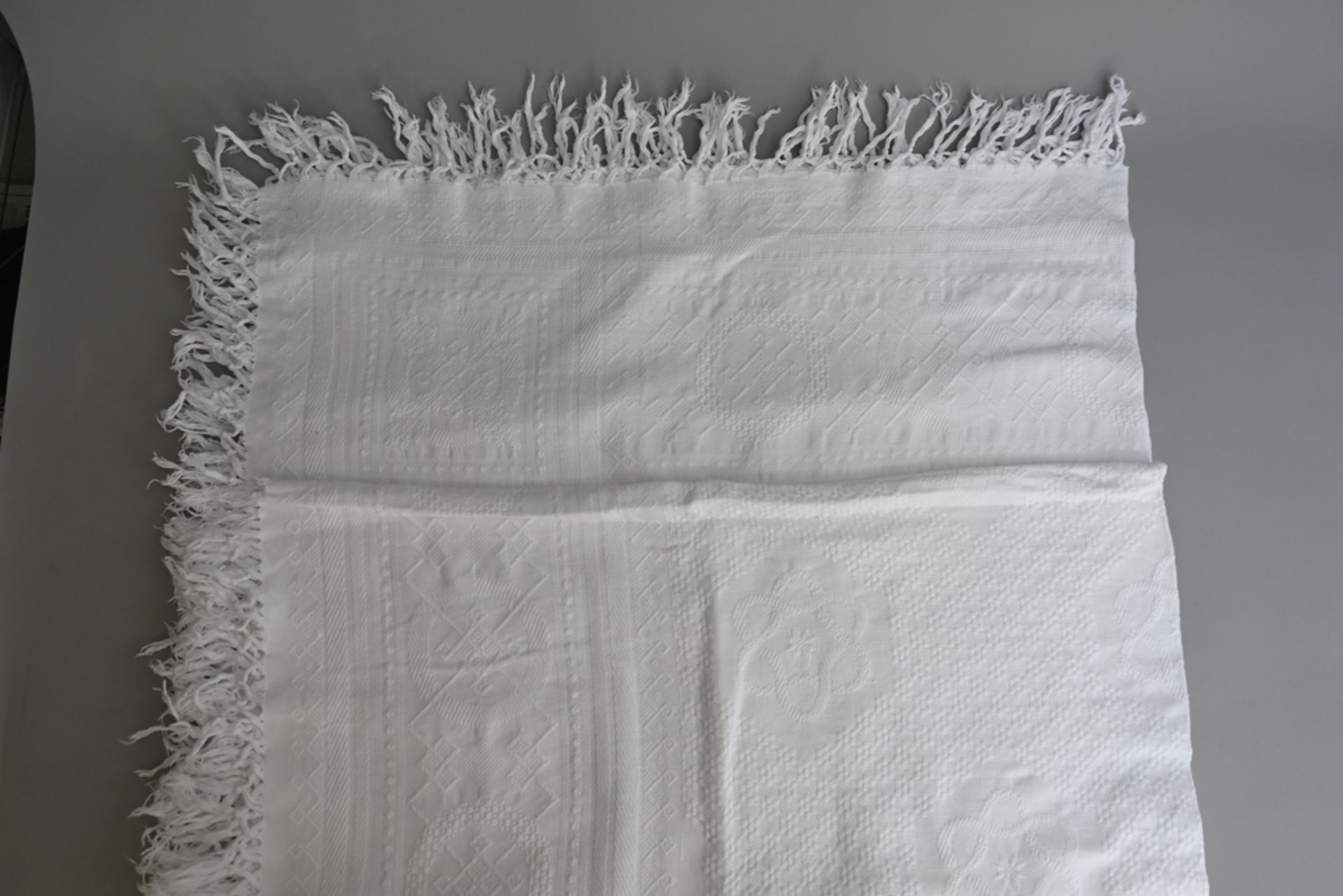 Tafeltuch, Baumwolle weiß um 1880, mit klassischen Webornamenten der Zeit, umlaufend Fransen
