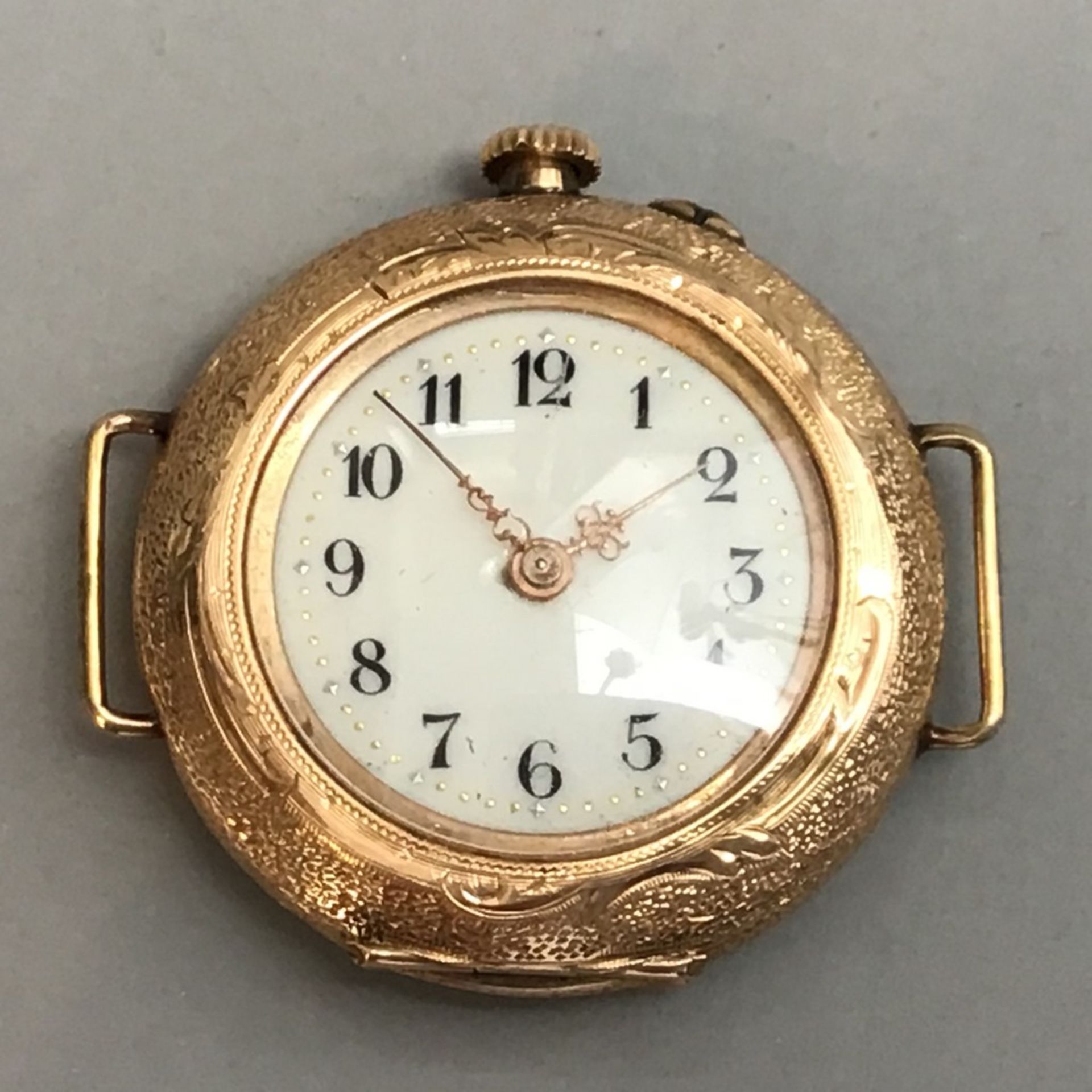 Damen-Taschenuhr, angesetzte Armbandbügel, GG585, um 1900, umlaufend ziseliert, Werk läuft, minimale