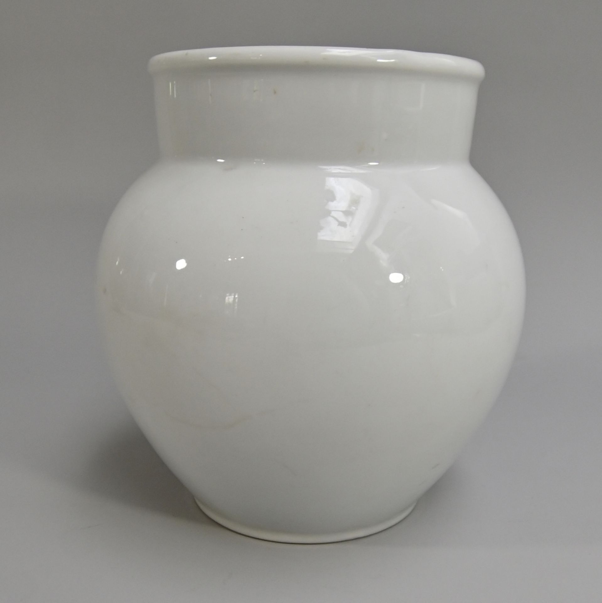 Porzellan-Vase, gemarkt Hutschenreuther Selb, Modell des Amtes Schönheit der Arbeit, H 19 cm