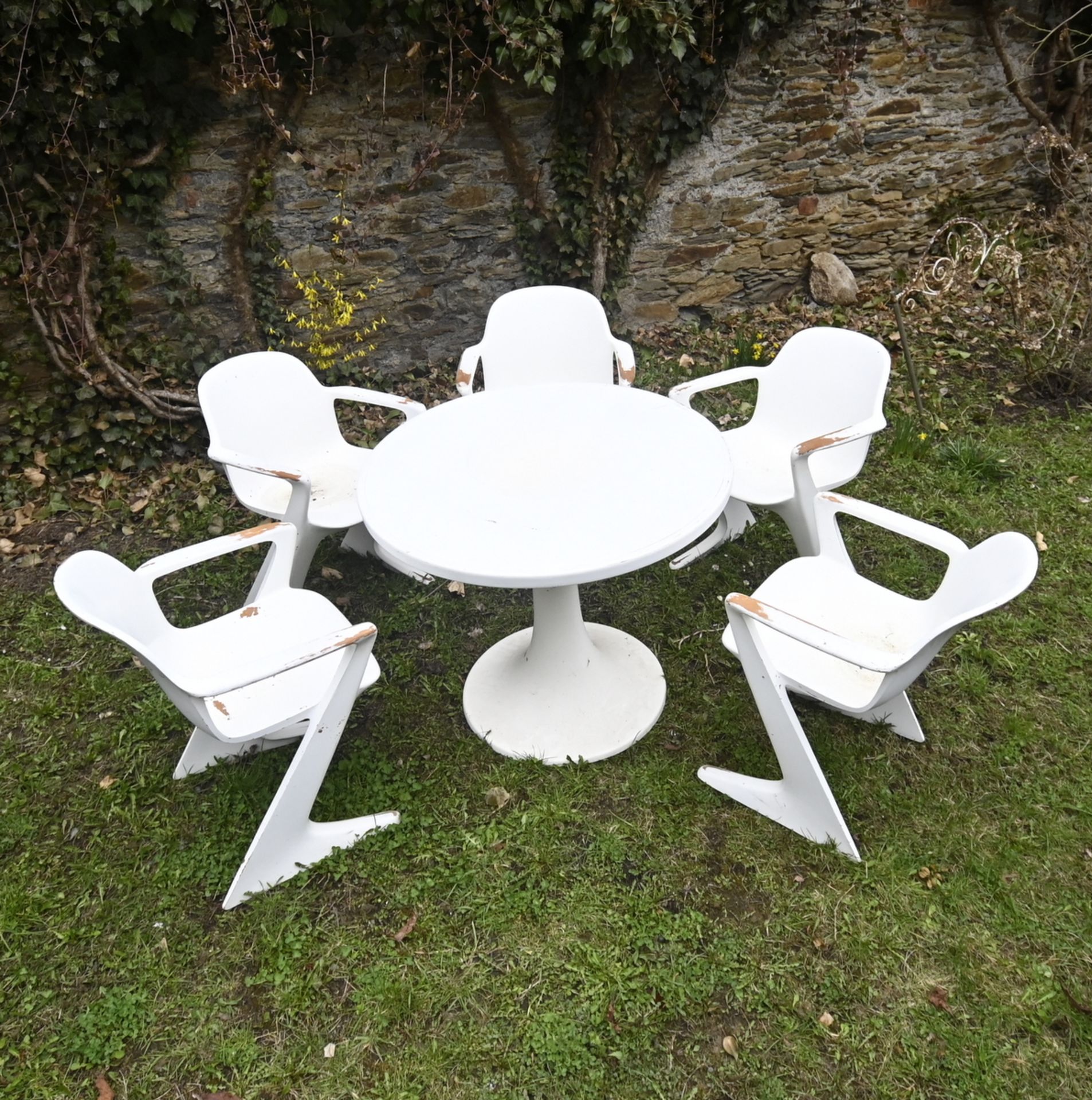 Vario Pur Tisch DDR, rund, und fünf Stühle, Entwurf Ernst Moeckl um 1970, Material: Polyurethan,