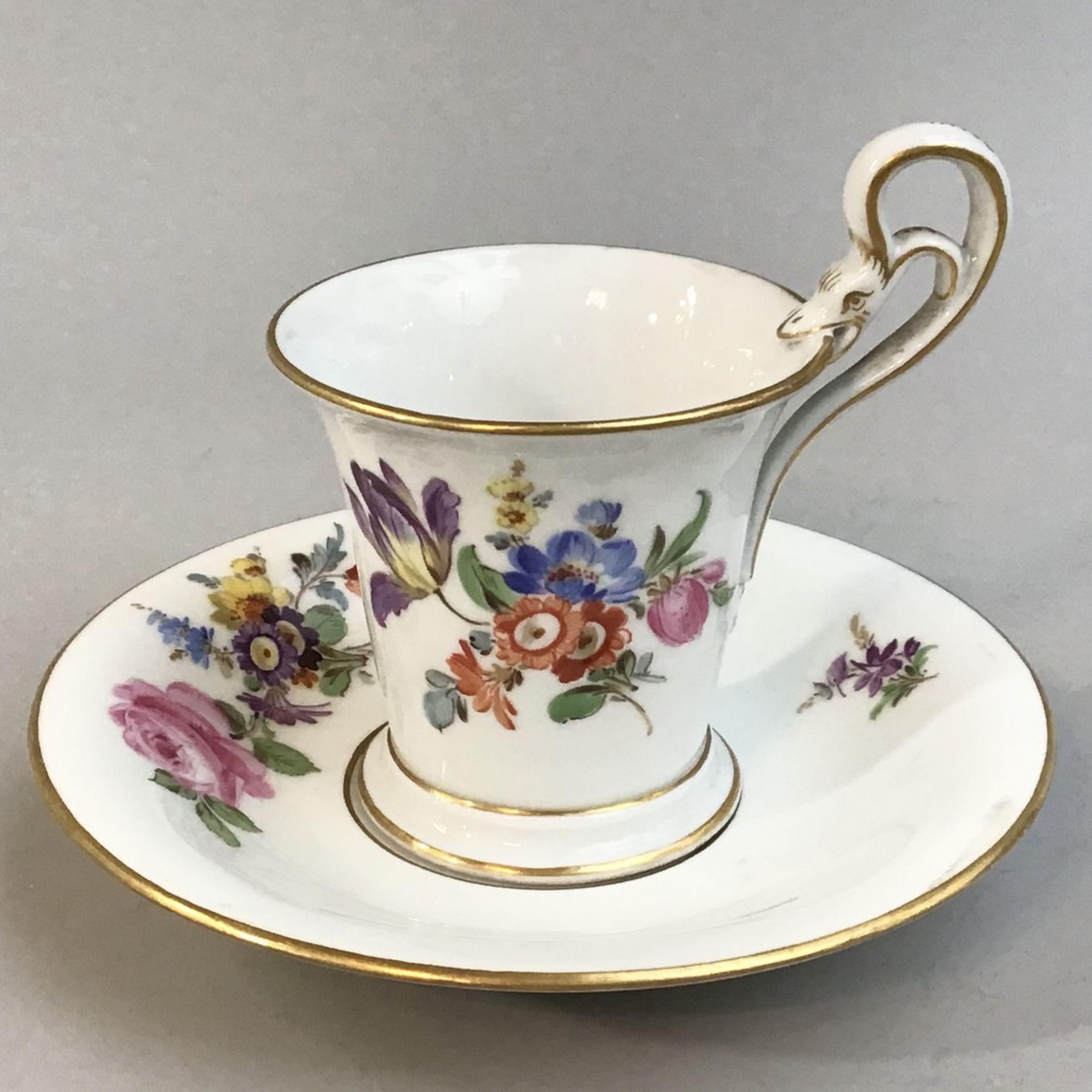 Meissen Schwanenhenkel Moccatasse mit Blüten und Insekten, blaue Schwertermarke ab 1880, I.Wahl,