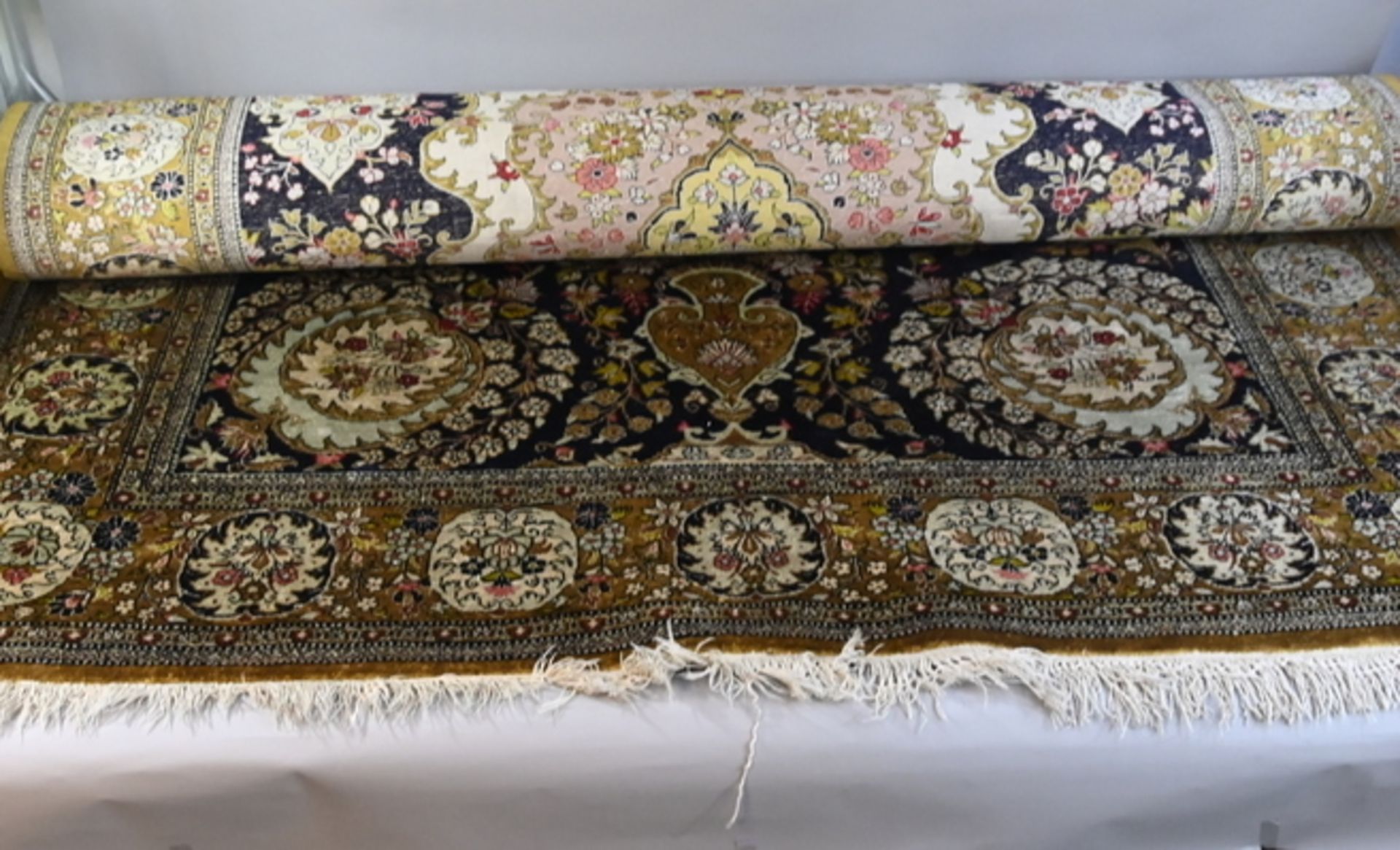 Ghom- Seidenteppich, Iran, handgeknüpft, Mitte 20.Jh., sehr schöne Qualität, hochwertig, sehr - Image 2 of 2