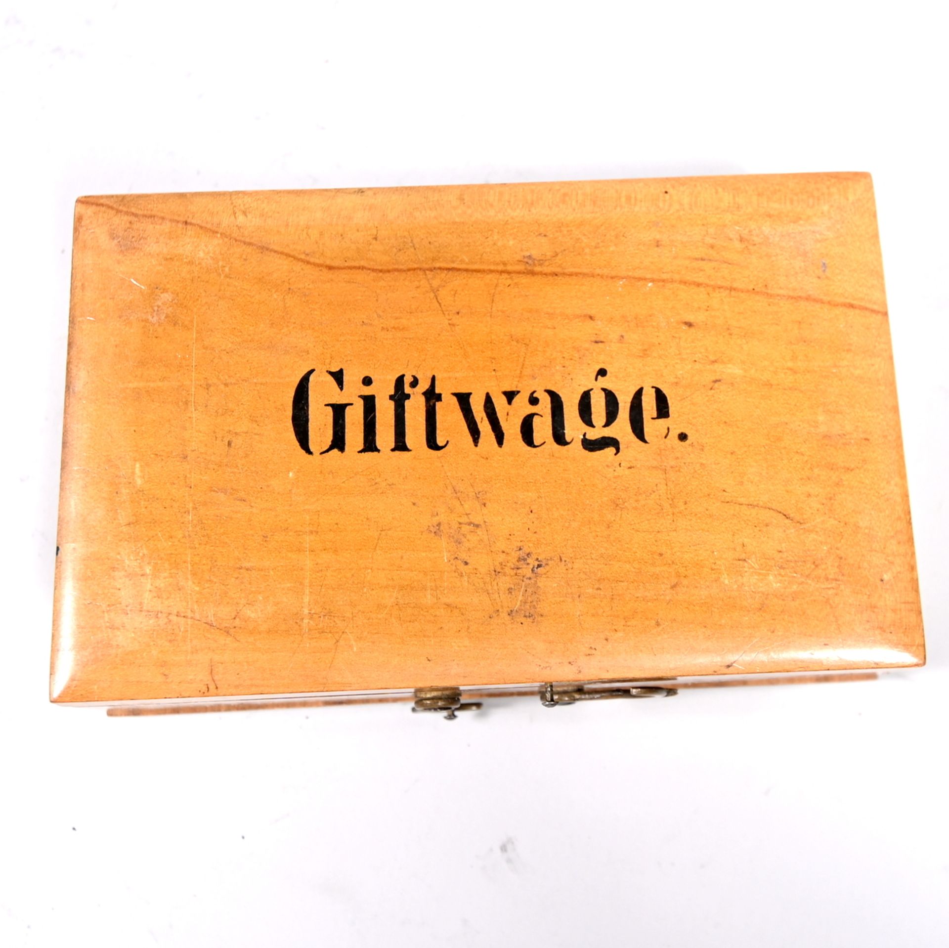 Mit "Giftwage" bez. Edelholzkassette ( 13x8x3,5cm),Inh.: zwei Messing-Balkenwaagen geeicht DR 1915