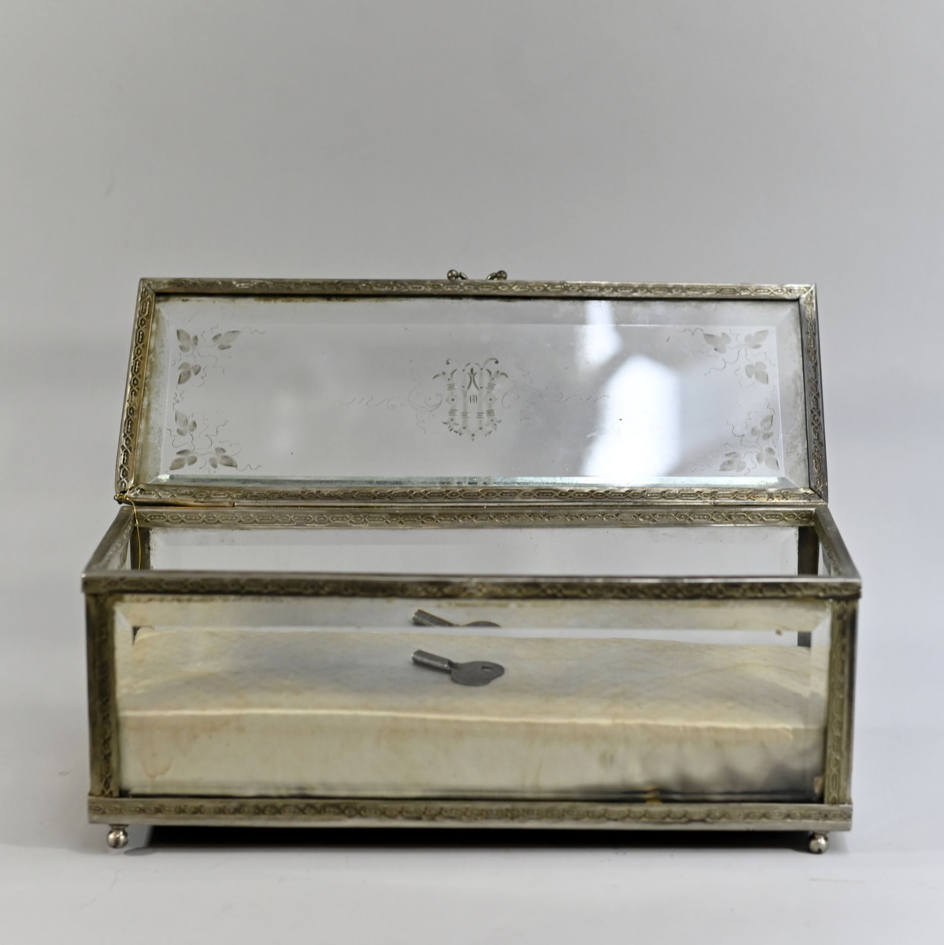 Gläserne Spieldose, Ende 19.Jh., Glasscheiben facettiert im Metallrahmen, Ätzdekor im Deckel mit - Image 2 of 2