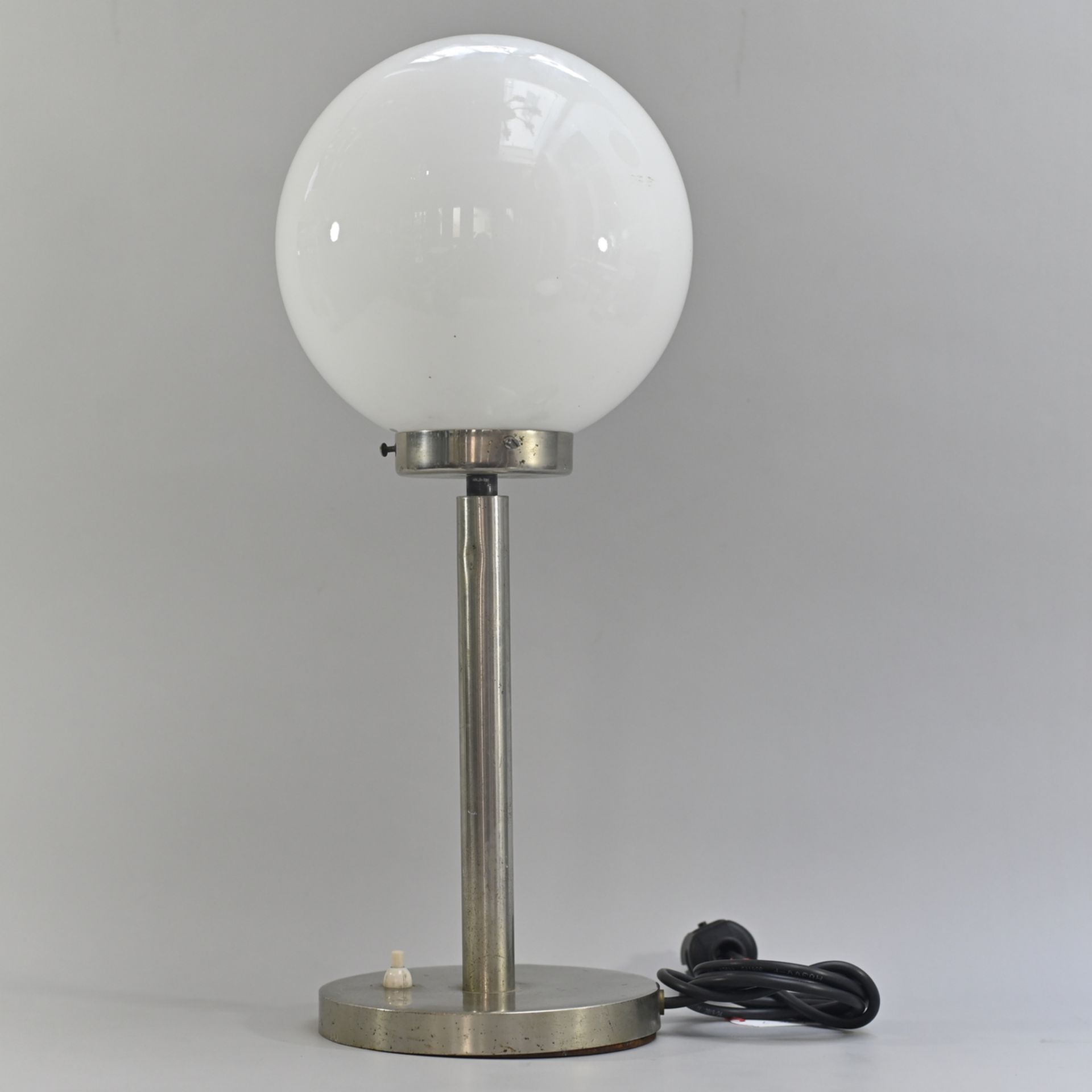 Bauhaus Stabtischlampe mit weißem Kugelschirm, Stab auf rundem Stand, vernickelt, mit minimalen