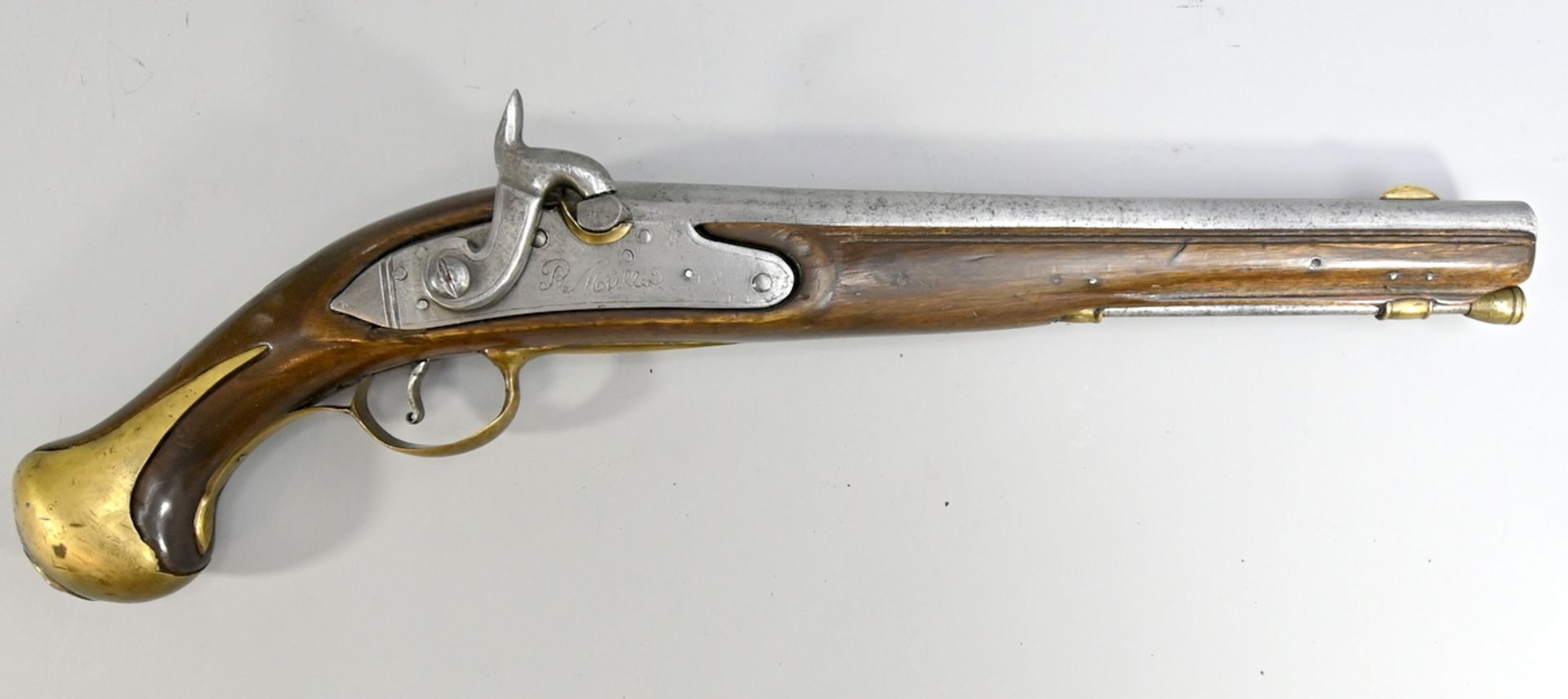 Perkussions-Reiterpistole um 1850, Nußholzschaft, Messingbeschlagteile teilweise ziseliert,