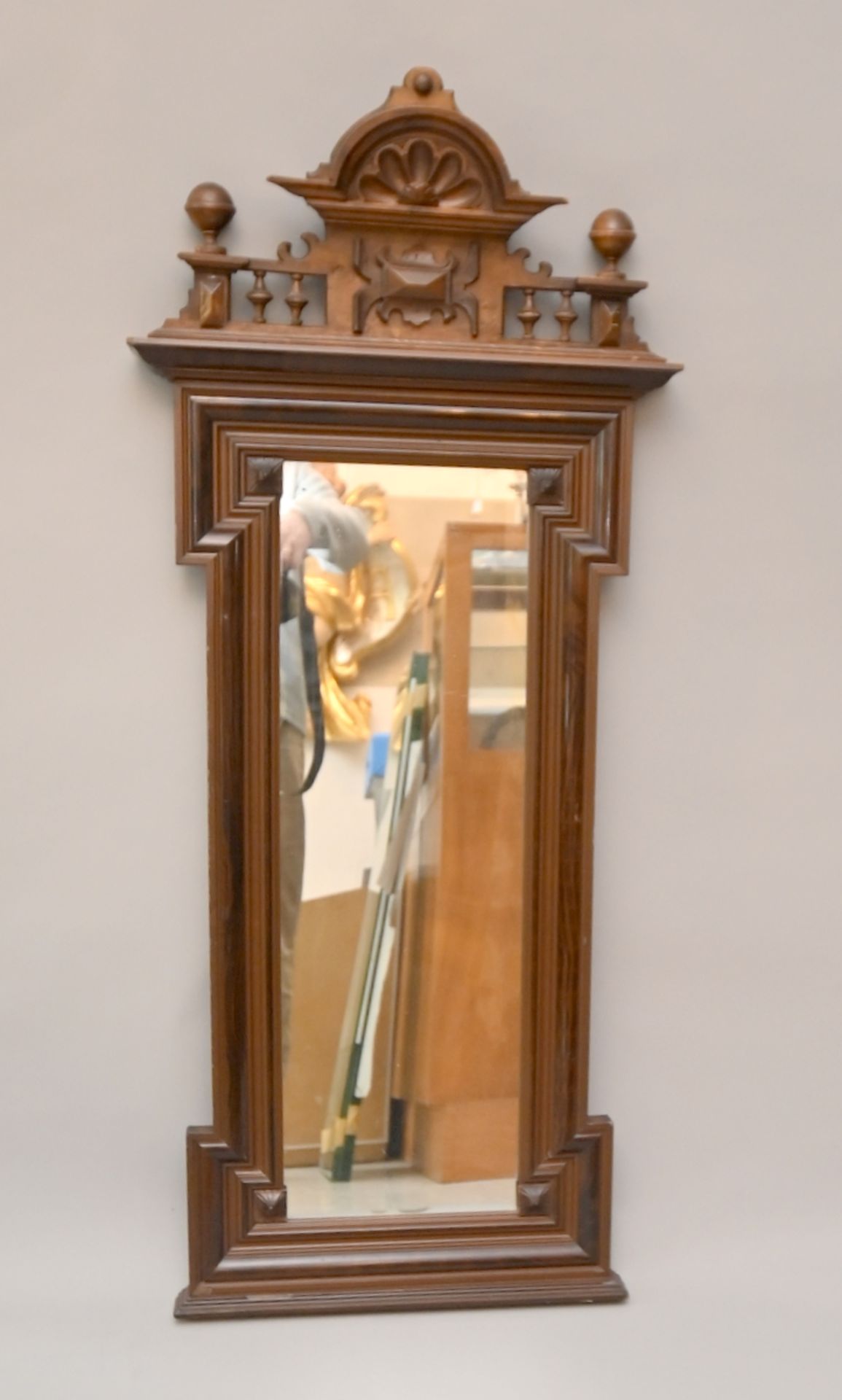 Kleiner Pfeiler-Spiegel, Gründerzeit, mit Original-Muschelaufsatz, Massivholz Nußbaum,