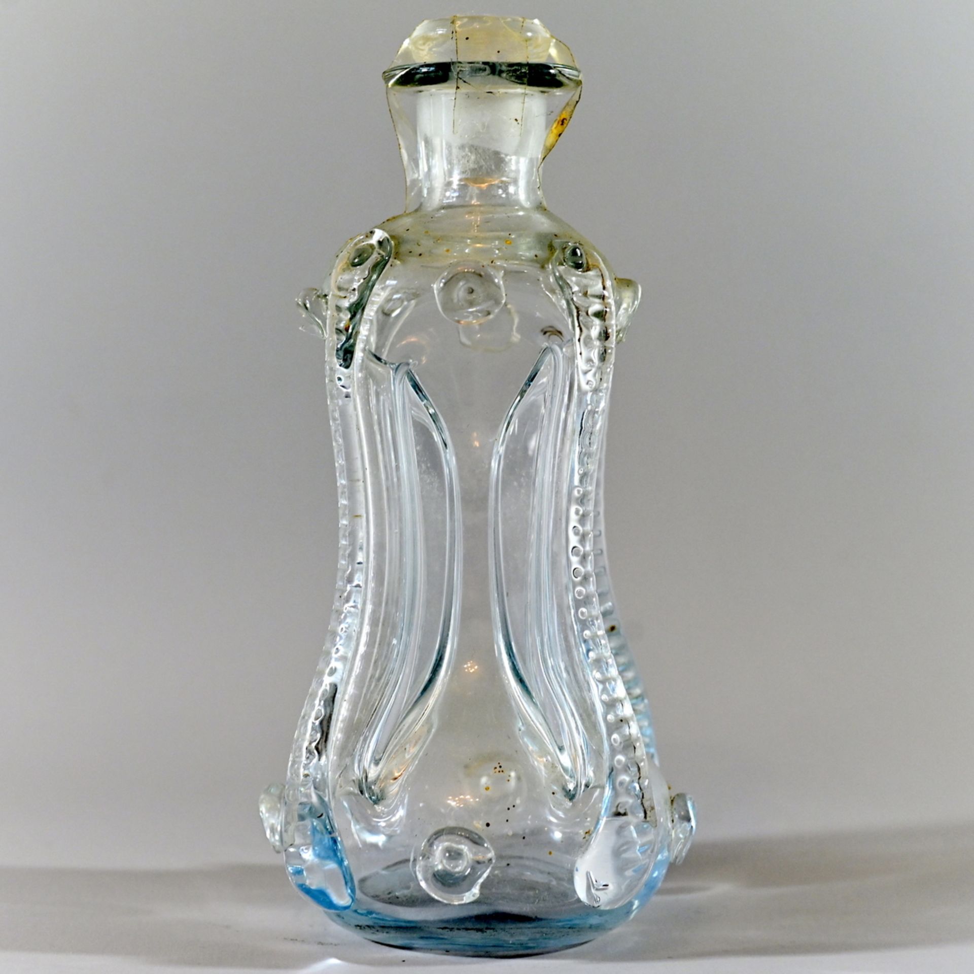 Holmegaard dänische Gluckerflasche, farbloses Glas mit vier aufgeschmolzenen Beerennoppen, H. 20cm