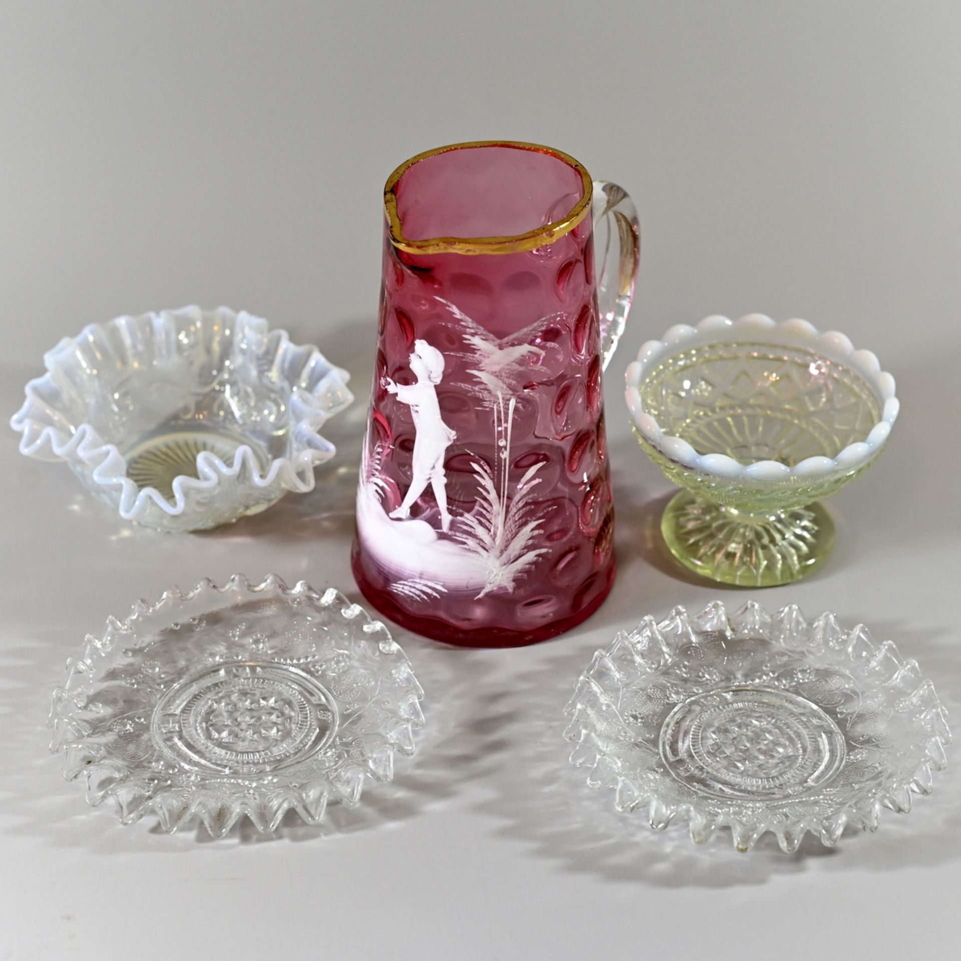 Konvolut Gründerzeitglas, 5 Teile, 2 Teller (D. 11-12 cm) farbloses Glas mit weißem, gedrücktem