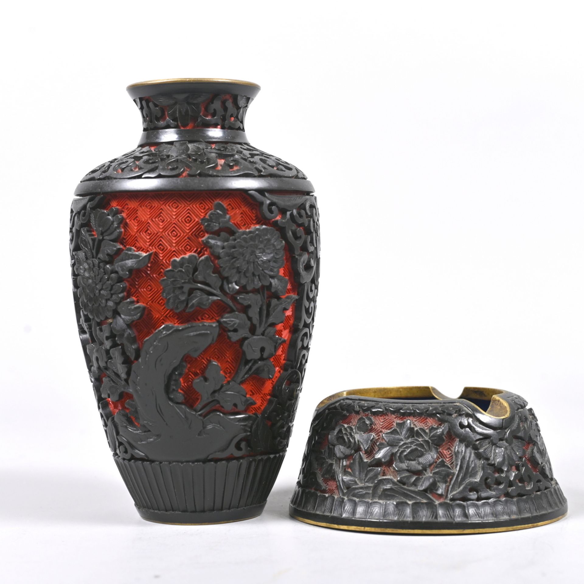 Lackschnitzerei-Vase, China, Anfang 20.Jh., Messingkern emailliert, Außenwandung rot/schwarz, H.