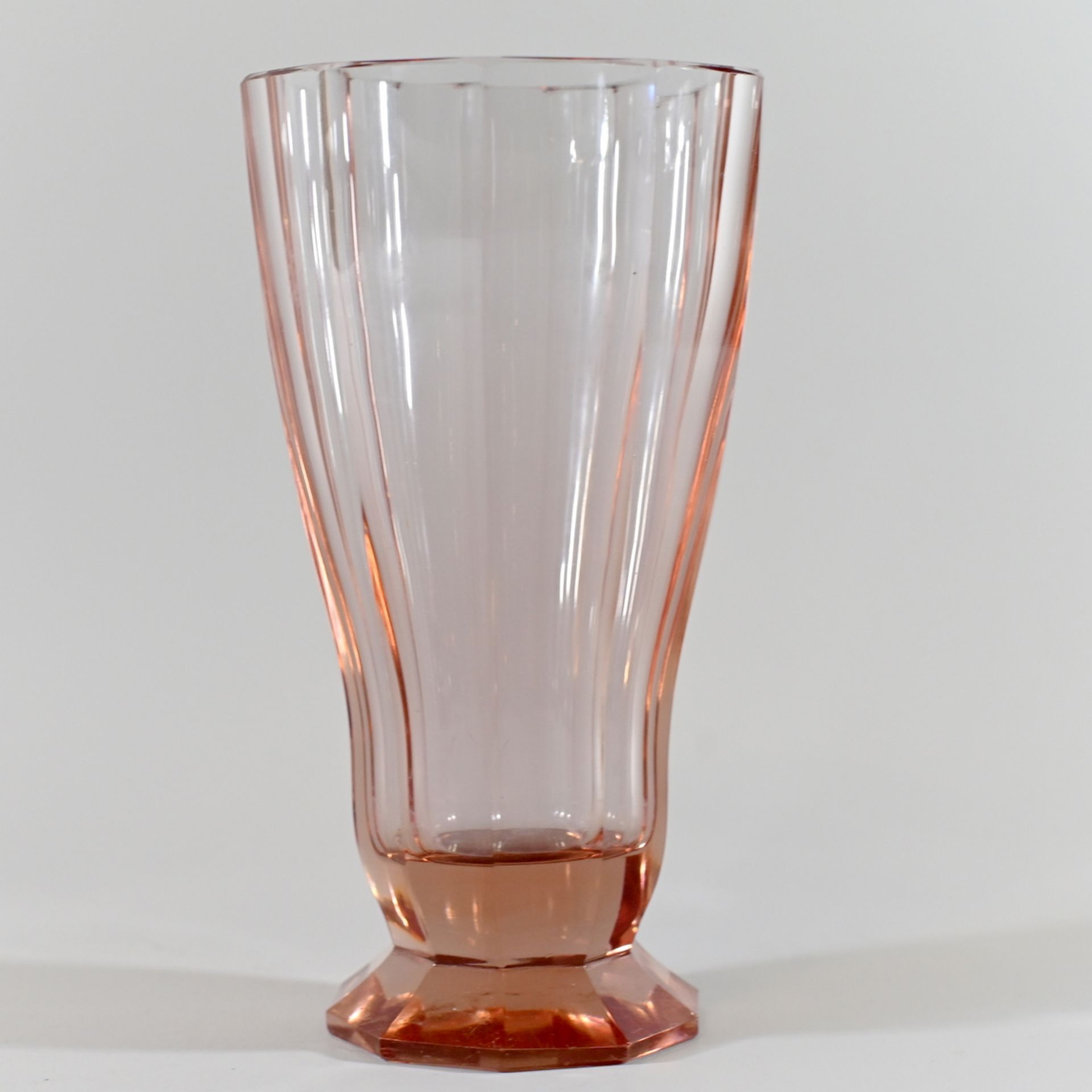 Ludwig Moser/Karlsbad/Tschechien, Vase, roséfarbenes Glas, 10fach facettierte Wandung auf