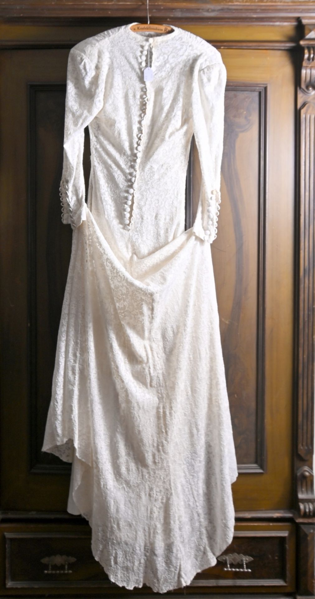 Brautkleid, um 1920/30, Tüllspitze, cremefarben, Unterkleid Seide, bez. Knöpfe mit Ösen, bodenlang