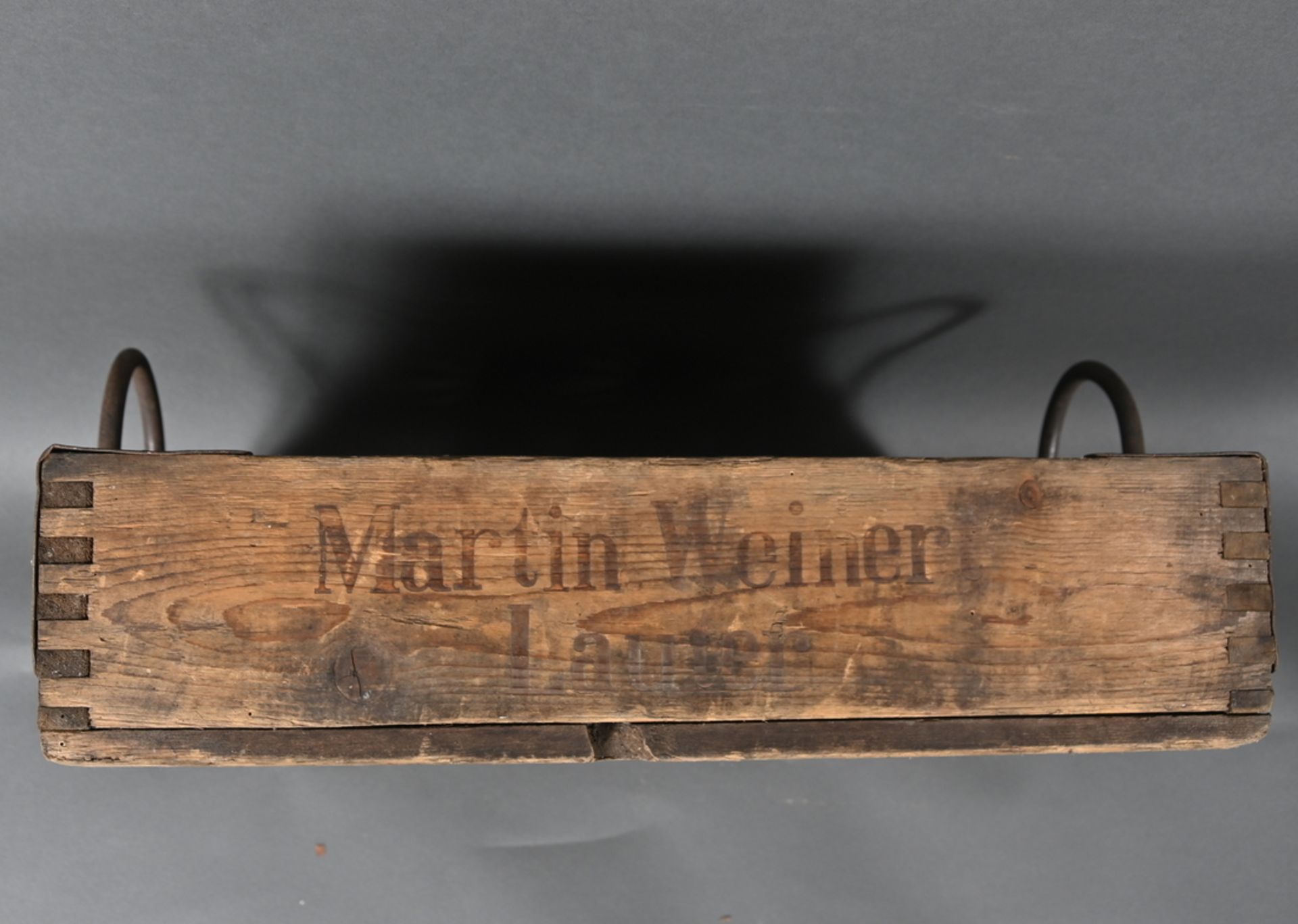 Holz-Bierkasten, Brandstempel " Martin Weiner Lauter" , Lauter im Erzgebirge; mit Eisen-Griffbügeln, - Bild 2 aus 2