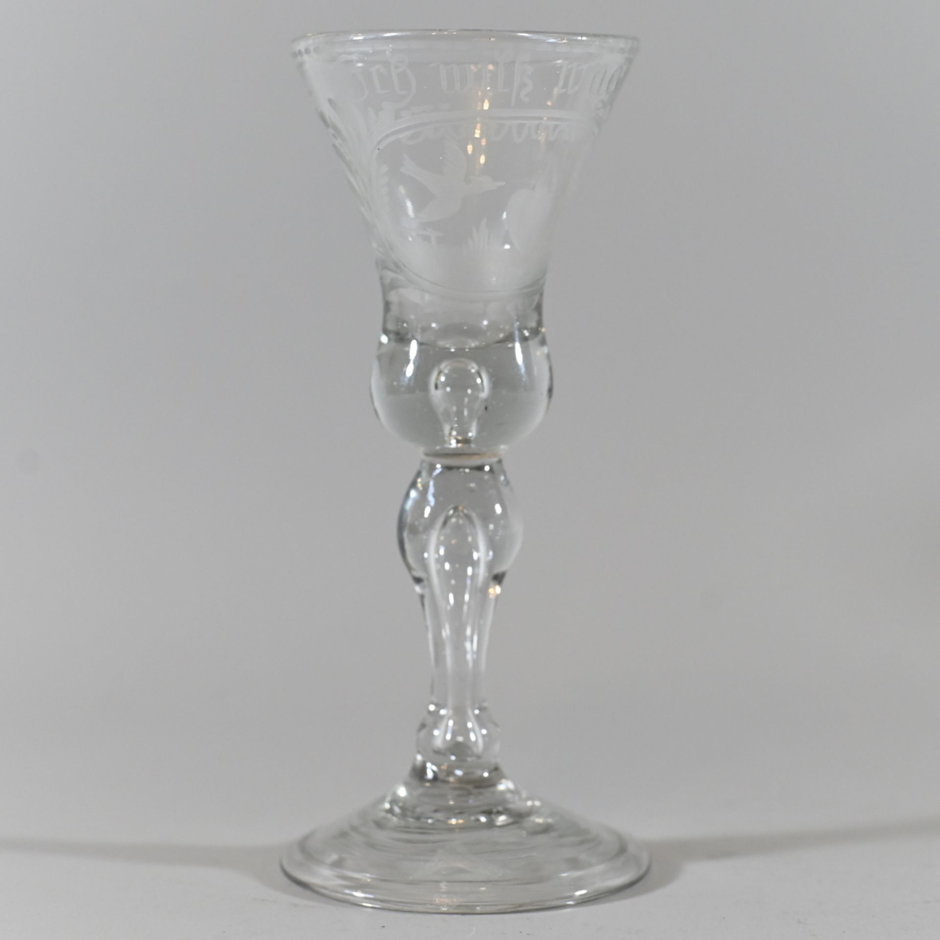 Pokalglas, um 1750, farbloses Glas auf rundem Stand, hohlgeblasener Schaft mit Kuppa, schauseitig