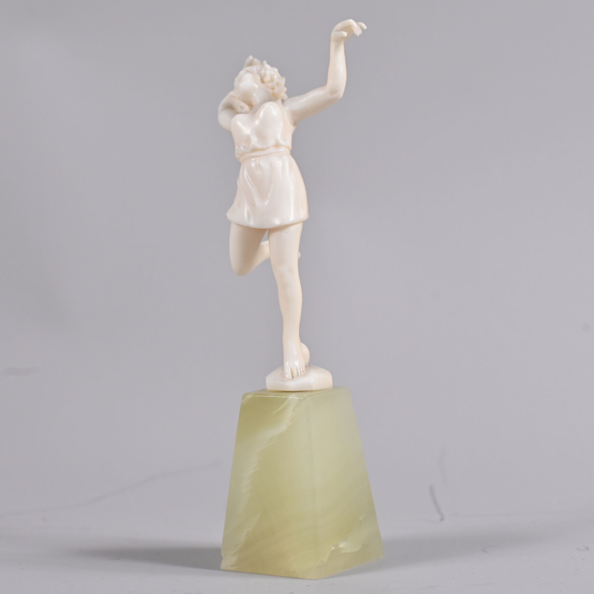 Jugendstil-Elfenbeinschnitzerei auf Jadesockel , auf einer Kugel balancierendes Mädchen, filigrane