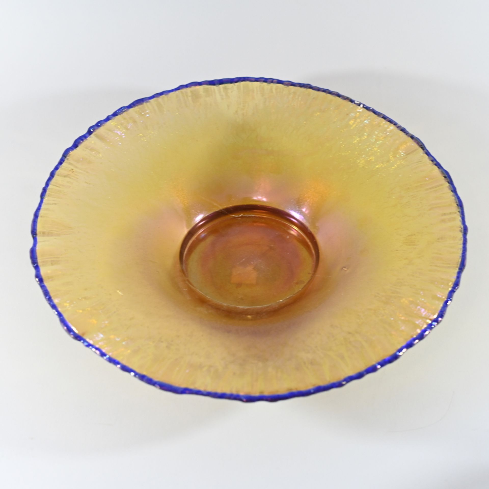 WMF Glasschale, Myratechnik, um 1930, honigfarbenes Glas irisierend, blauer Lippenrand, D. 29 cm, H.