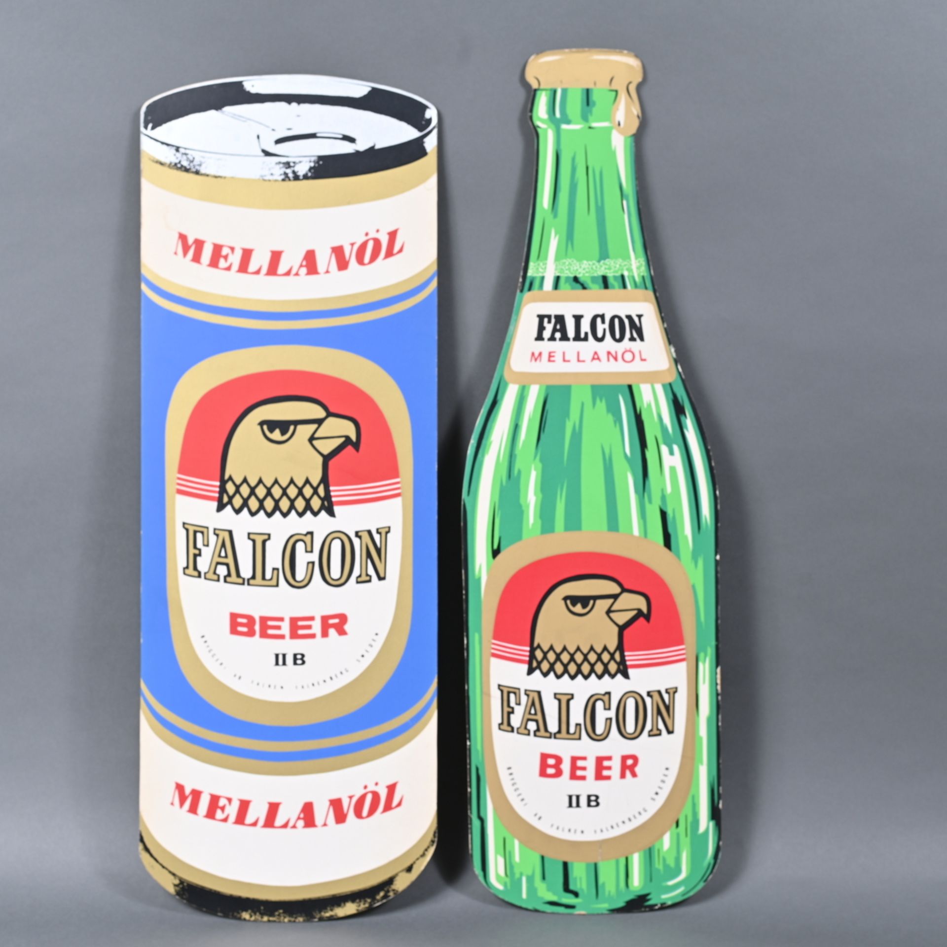 "Falcon-Beer" aus Falkenberg in Schweden, zwei Papp-Werbeschilder, Flasche und Dose, um 1980, H