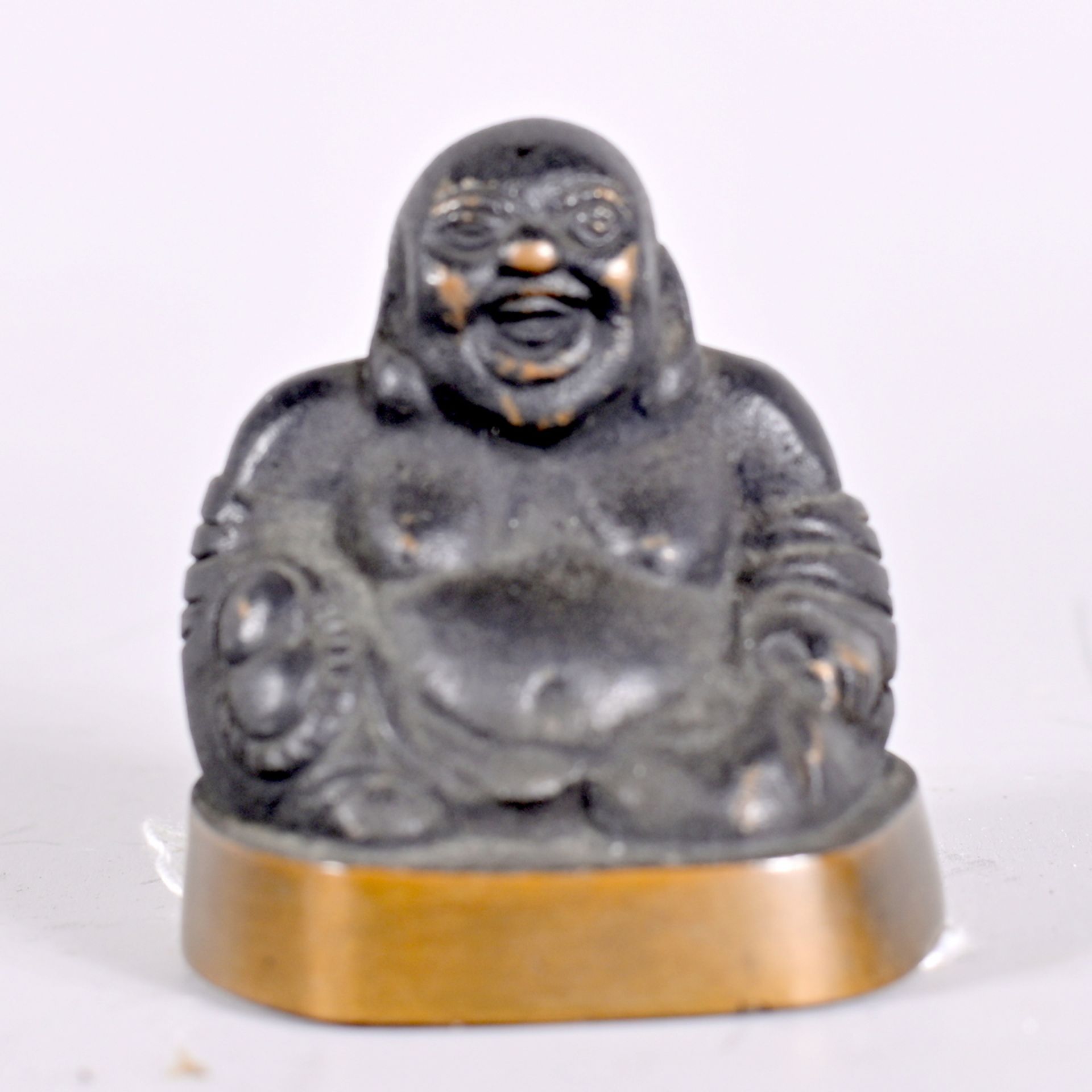 Bronze Buddha sitzend, wohl Glücksbuddha, China, um 1920, Figur auf Bronzeplinthe, Bronze
