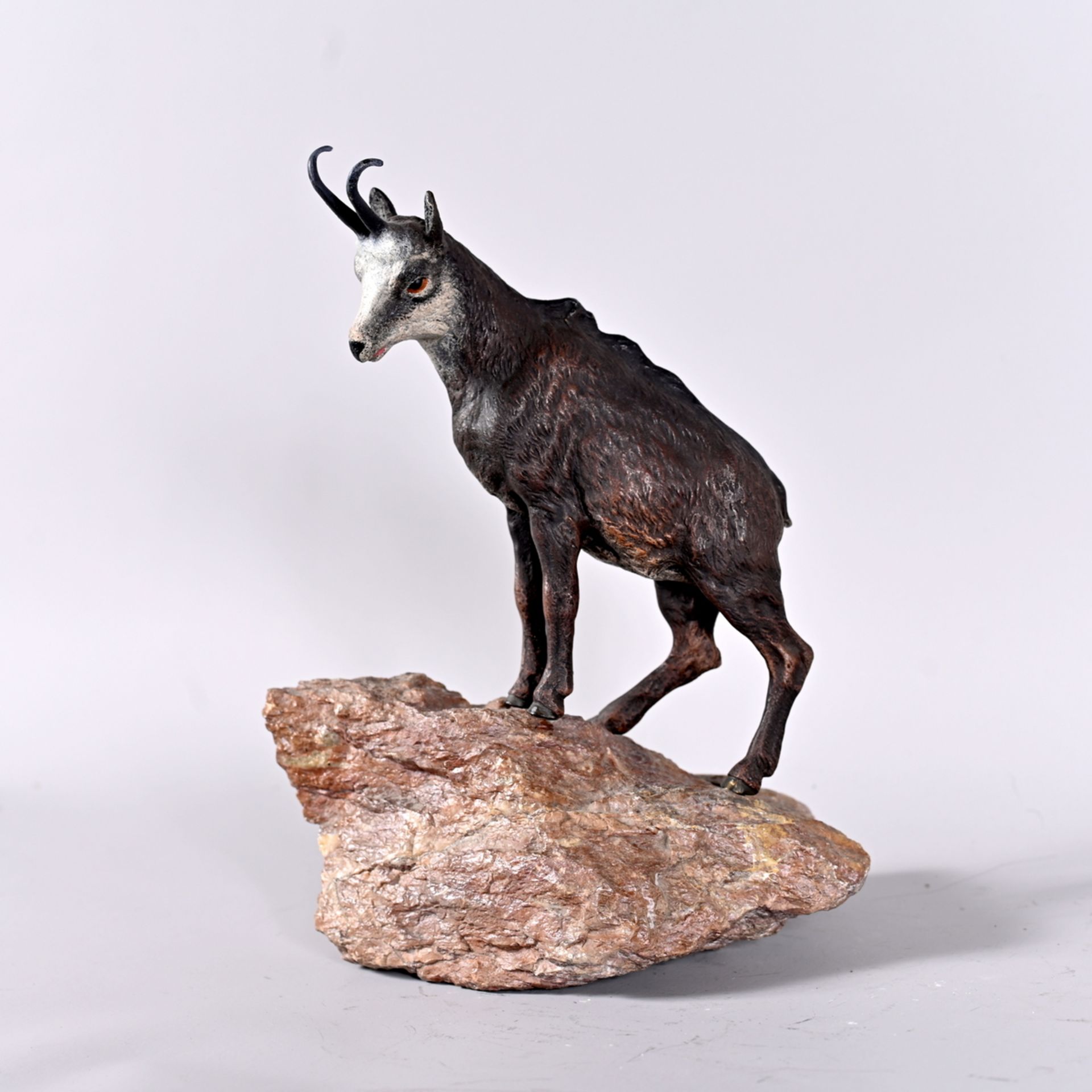 Große Wiener Bronze, Gamsbock auf Felsen, Bronze und Stein, sehr guter Zustand, um 1920, H. 25 cm - Image 2 of 2